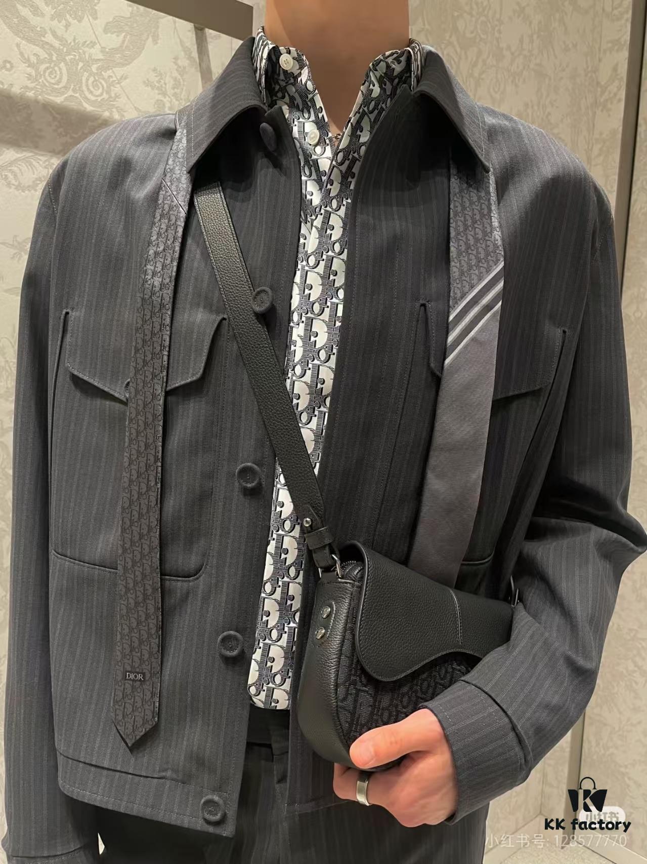 This saddle bag reinterprets the classic design with a modern structure. Crafted from beige and black Oblique printed fabric, it features a signature black grained cowhide magnetic flap and a concealed zip closure. The interior includes a large compartment and slip pockets for daily essentials. The mini style comes with an adjustable, detachable leather shoulder strap, allowing for handheld, shoulder, or crossbody wear.