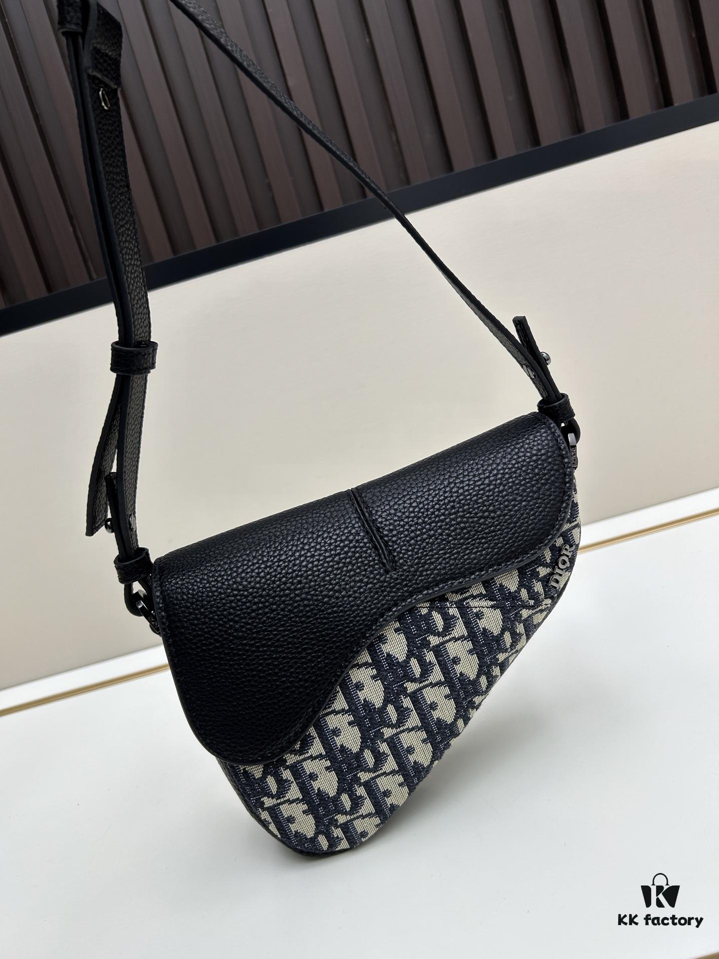 This saddle bag reinterprets the classic design with a modern structure. Crafted from beige and black Oblique printed fabric, it features a signature black grained cowhide leather magnetic flap and a concealed zip closure. The interior includes a large compartment and slip pockets for daily essentials. The mini style comes with an adjustable, detachable leather shoulder strap, allowing versatile wear as a top handle, shoulder bag, or crossbody.