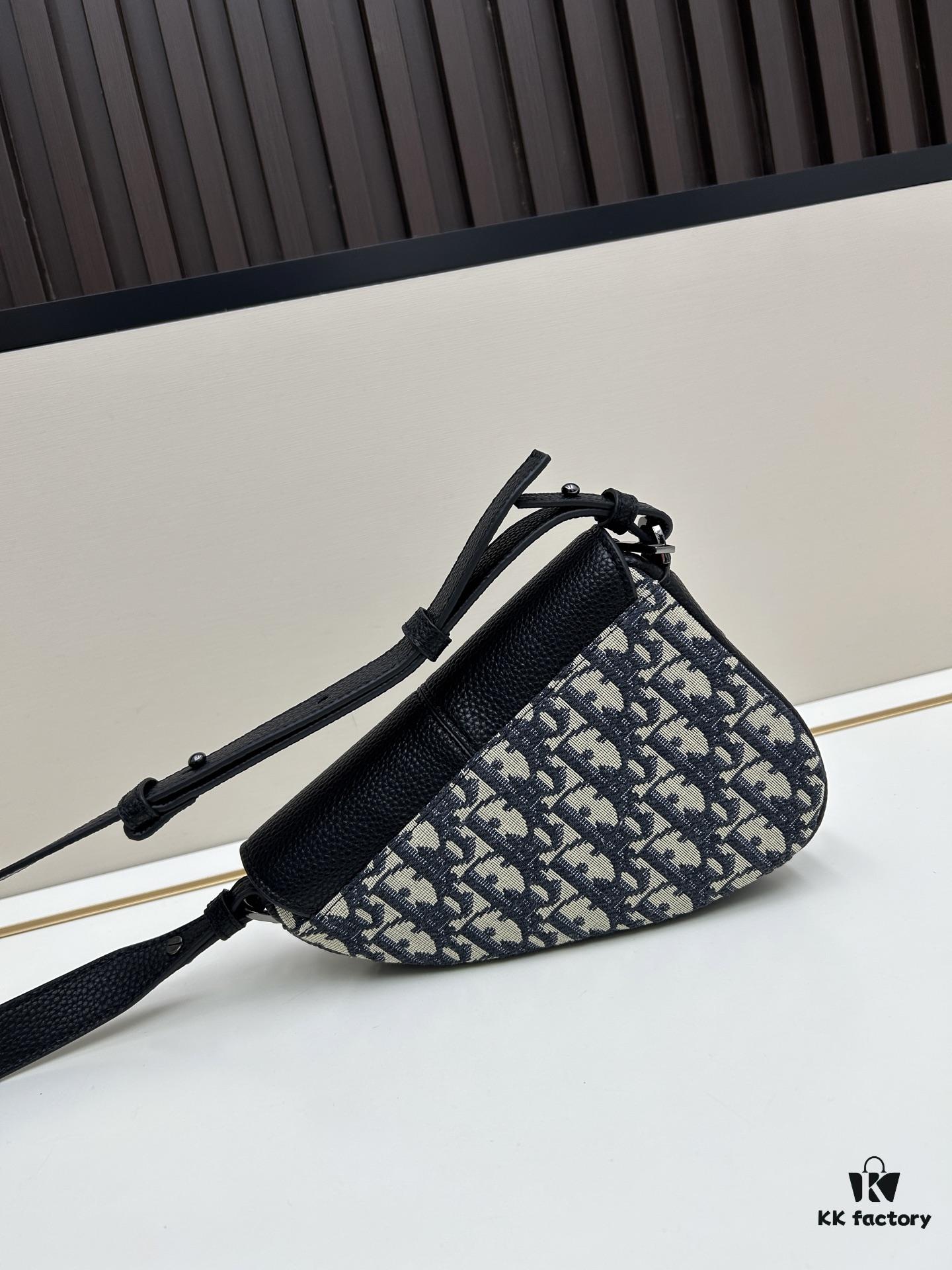 This saddle bag reinterprets the classic design with a modern structure. Crafted from beige and black Oblique printed fabric, it features a signature black grained cowhide leather magnetic flap and a concealed zip closure. The interior includes a large compartment and slip pockets for daily essentials. The mini style comes with an adjustable, detachable leather shoulder strap, allowing versatile wear as a top handle, shoulder bag, or crossbody.