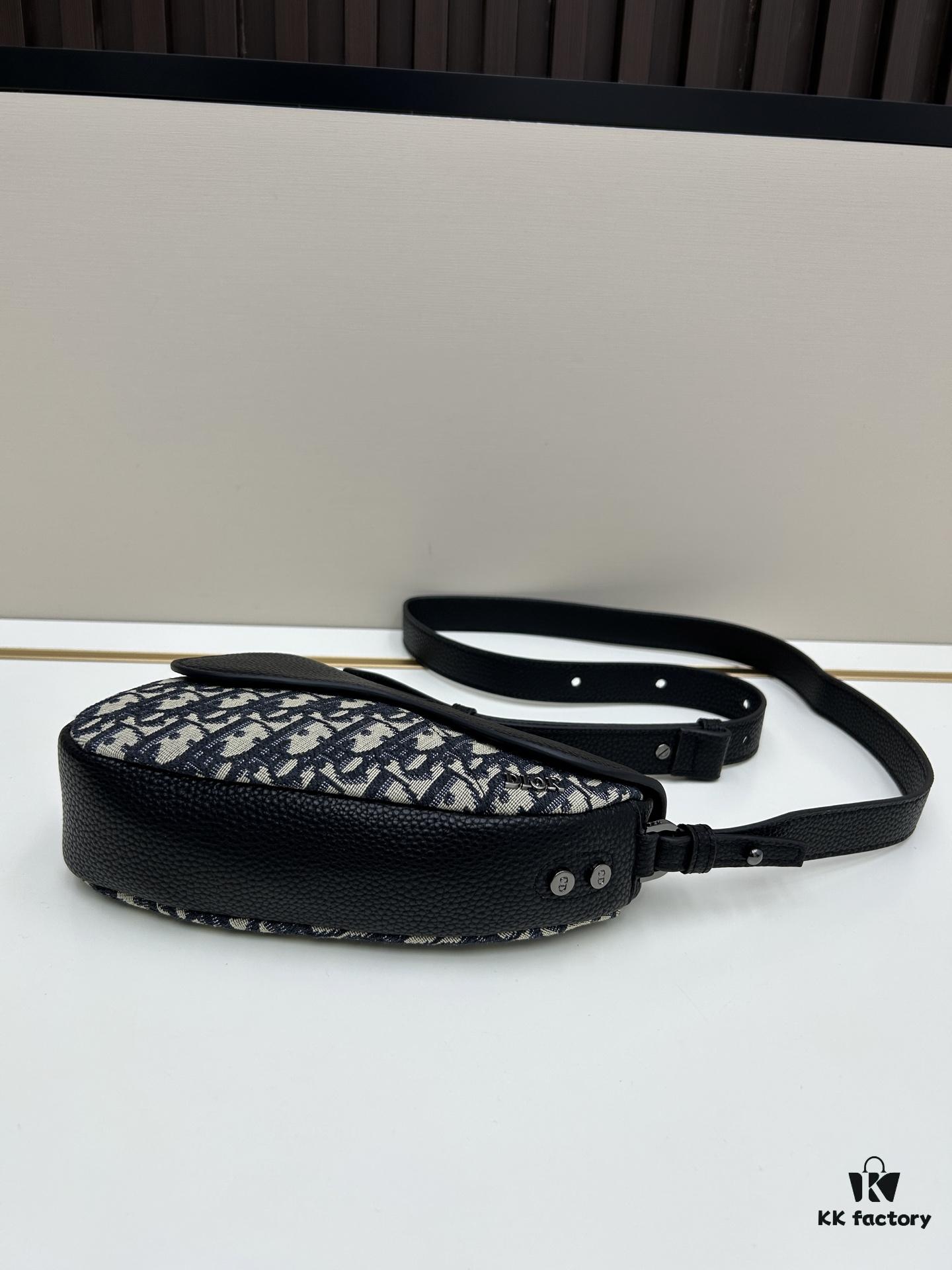 This saddle bag reinterprets the classic design with a modern structure. Crafted from beige and black Oblique printed fabric, it features a signature black grained cowhide leather magnetic flap and a concealed zip closure. The interior includes a large compartment and slip pockets for daily essentials. The mini style comes with an adjustable, detachable leather shoulder strap, allowing versatile wear as a top handle, shoulder bag, or crossbody.