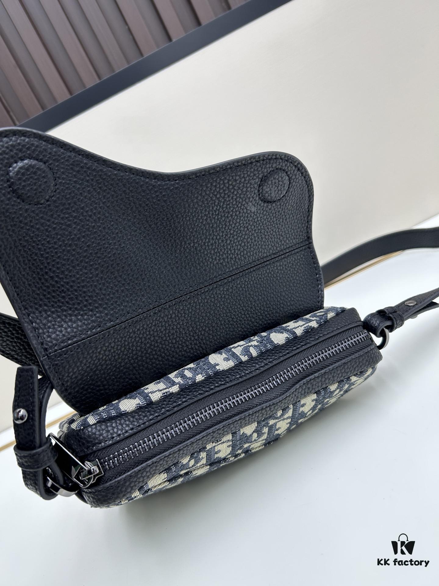 This saddle bag reinterprets the classic design with a modern structure. Crafted from beige and black Oblique printed fabric, it features a signature black grained cowhide leather magnetic flap and a concealed zip closure. The interior includes a large compartment and slip pockets for daily essentials. The mini style comes with an adjustable, detachable leather shoulder strap, allowing versatile wear as a top handle, shoulder bag, or crossbody.