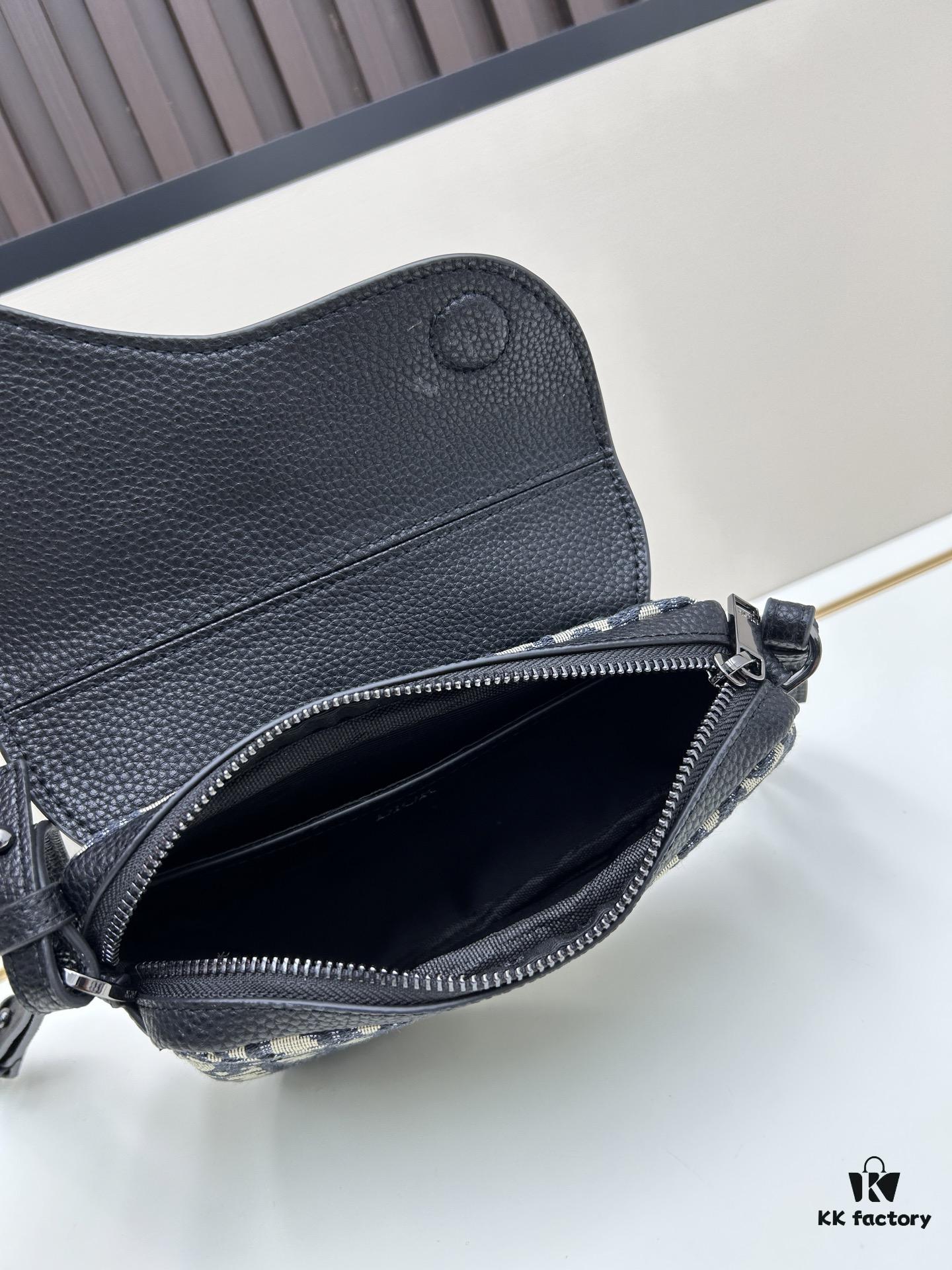 This saddle bag reinterprets the classic design with a modern structure. Crafted from beige and black Oblique printed fabric, it features a signature black grained cowhide leather magnetic flap and a concealed zip closure. The interior includes a large compartment and slip pockets for daily essentials. The mini style comes with an adjustable, detachable leather shoulder strap, allowing versatile wear as a top handle, shoulder bag, or crossbody.