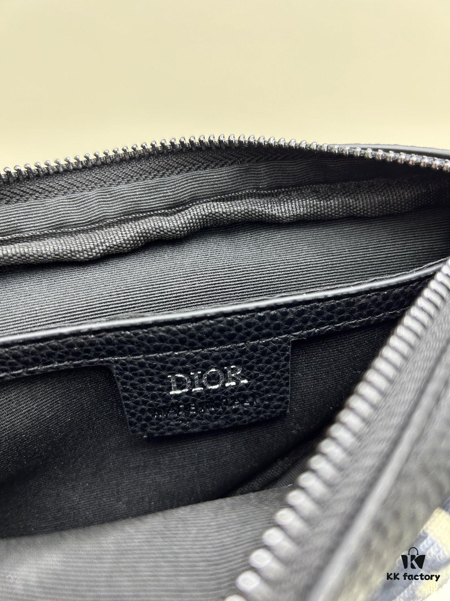 This saddle bag reinterprets the classic design with a modern structure. Crafted from beige and black Oblique printed fabric, it features a signature black grained cowhide leather magnetic flap and a concealed zip closure. The interior includes a large compartment and slip pockets for daily essentials. The mini style comes with an adjustable, detachable leather shoulder strap, allowing versatile wear as a top handle, shoulder bag, or crossbody.