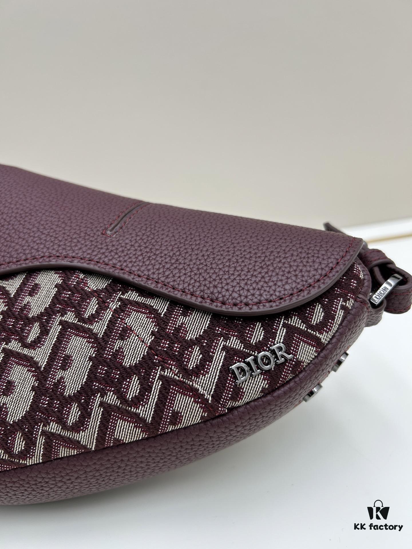 This saddle bag reinterprets the classic design with a modern structure. Crafted from beige and black Oblique printed fabric, it features a signature grained black calfskin magnetic flap and hidden zip closure. The interior includes a spacious compartment and slip pocket for daily essentials. The mini style comes with an adjustable, detachable leather shoulder strap, allowing for handheld, shoulder, or crossbody wear.