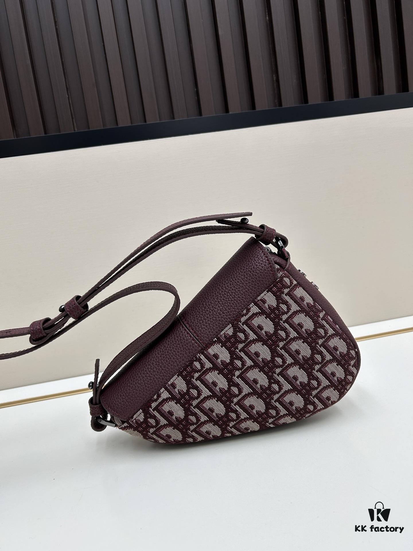 This saddle bag reinterprets the classic design with a modern structure. Crafted from beige and black Oblique printed fabric, it features a signature grained black calfskin magnetic flap and hidden zip closure. The interior includes a spacious compartment and slip pocket for daily essentials. The mini style comes with an adjustable, detachable leather shoulder strap, allowing for handheld, shoulder, or crossbody wear.