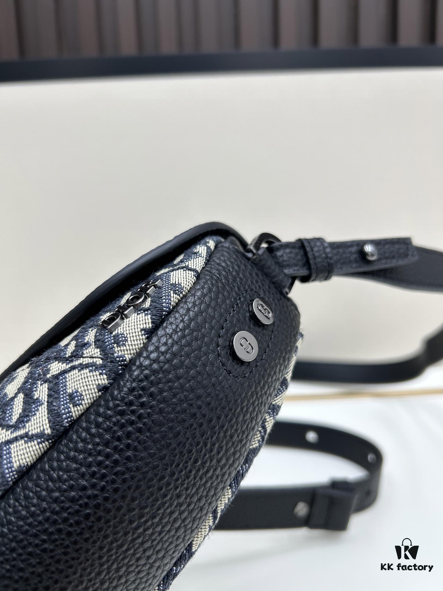 This saddle bag reinterprets the classic design with a modern structure. Crafted from beige and black Oblique printed fabric, it features a signature black grained cowhide leather magnetic flap and a concealed zip closure. The interior includes a large compartment and slip pockets for daily essentials. The mini style comes with an adjustable, detachable leather shoulder strap, allowing versatile wear as a top handle, shoulder bag, or crossbody.