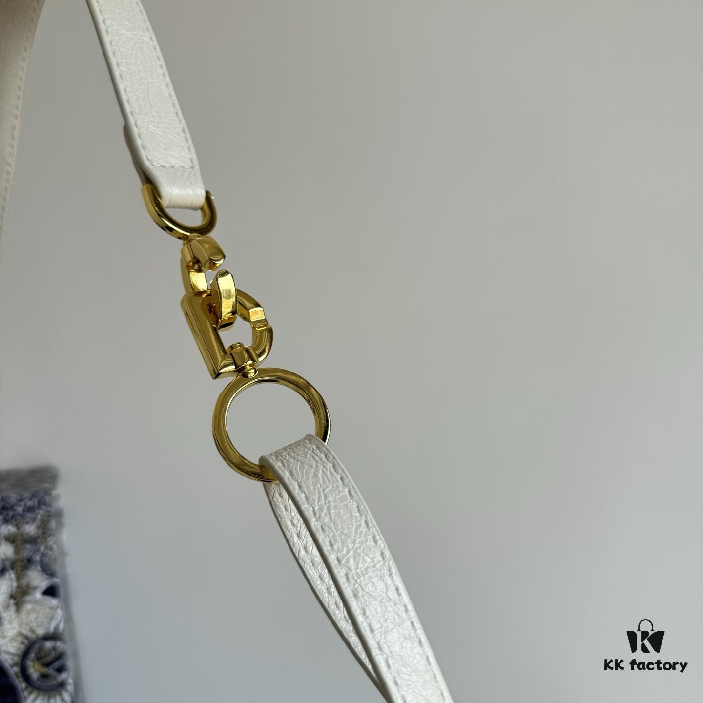 D-Journey Bag – A New Silhouette Reimagining the Puff Bag with Modern Elegance