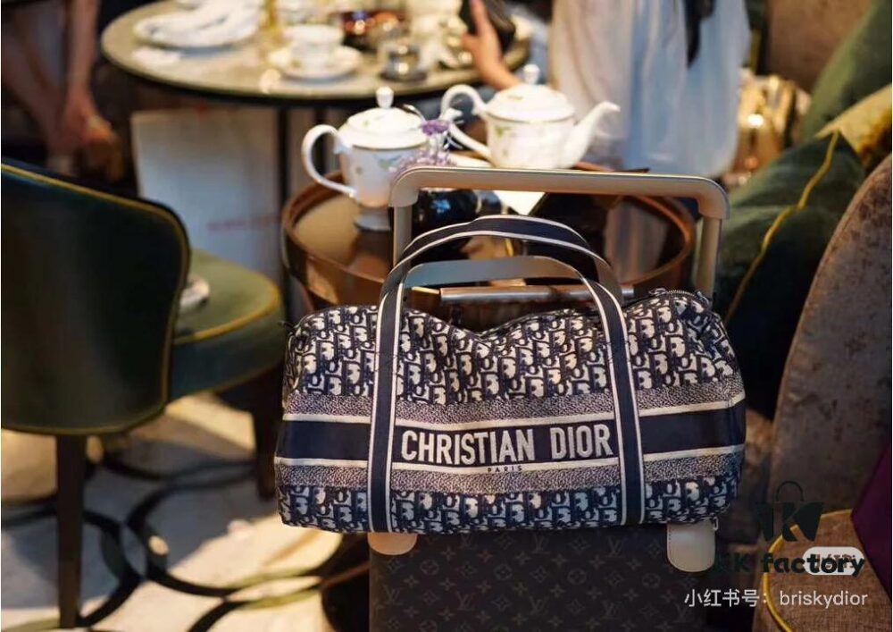 This year's favorite Dior monogram, a must-have item, perfect as a travel bag for business trips or vacations, stylish and convenient to carry around