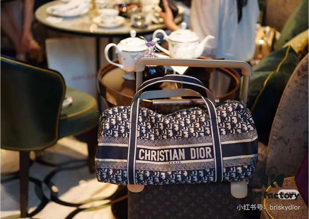 This year's favorite Dior monogram, a must-have item, perfect as a travel bag for business trips or vacations, stylish and convenient to carry around
