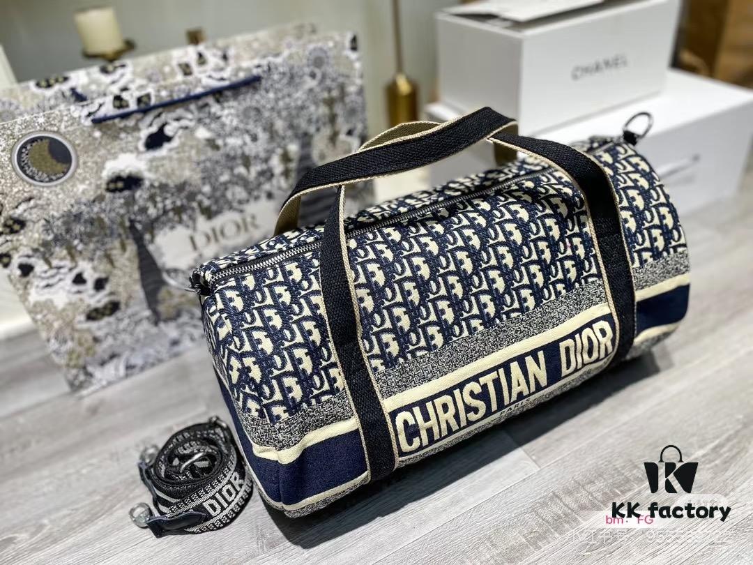 This year's favorite Dior monogram, a must-have item, perfect as a travel bag for business trips or vacations, stylish and convenient to carry around
