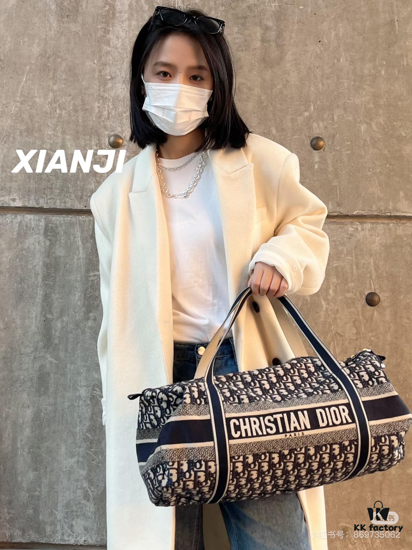 This year's favorite Dior monogram, a must-have item, perfect as a travel bag for business trips or vacations, stylish and convenient to carry around