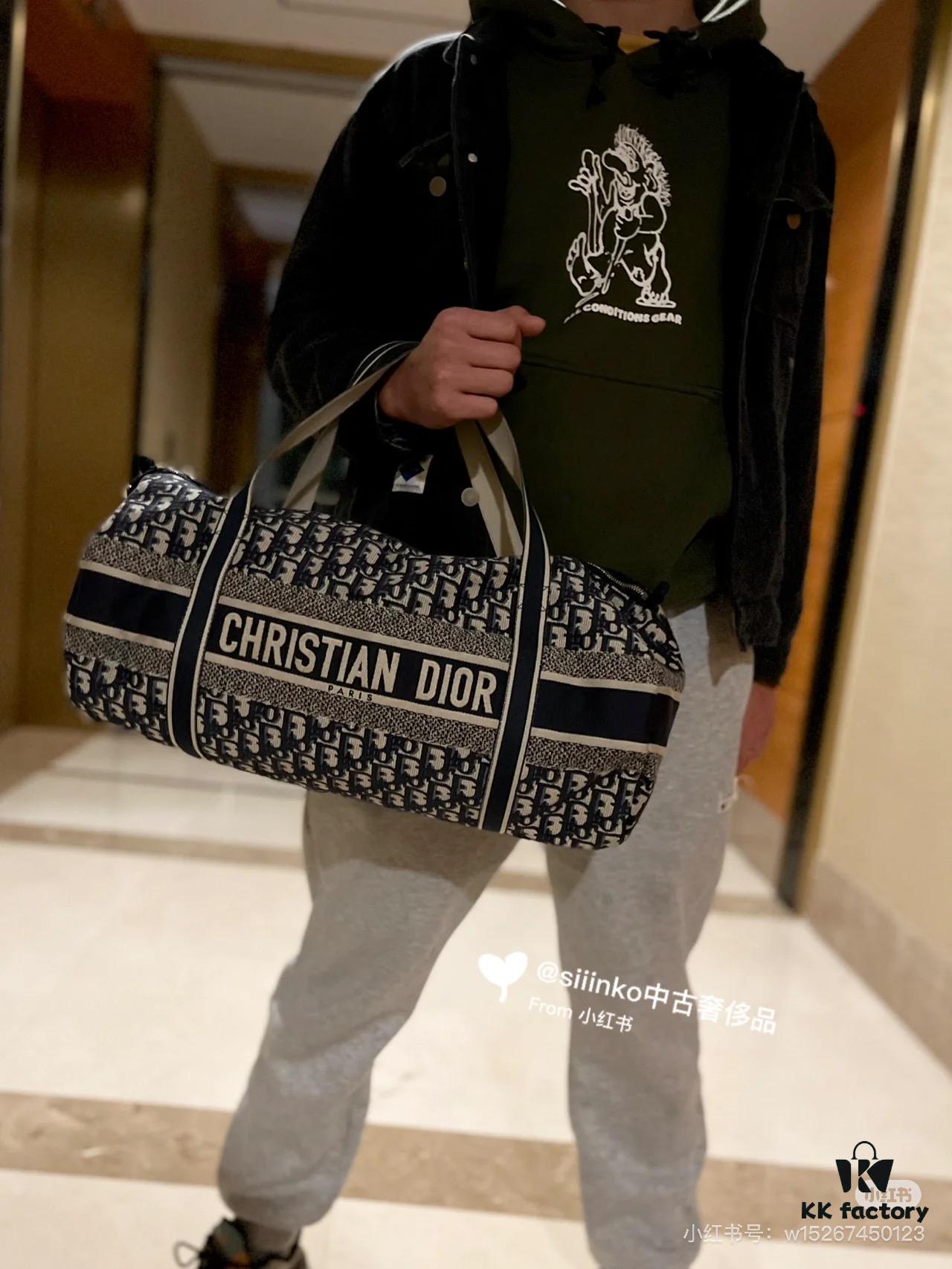 This year's favorite Dior monogram, a must-have item, perfect as a travel bag for business trips or vacations, stylish and convenient to carry around