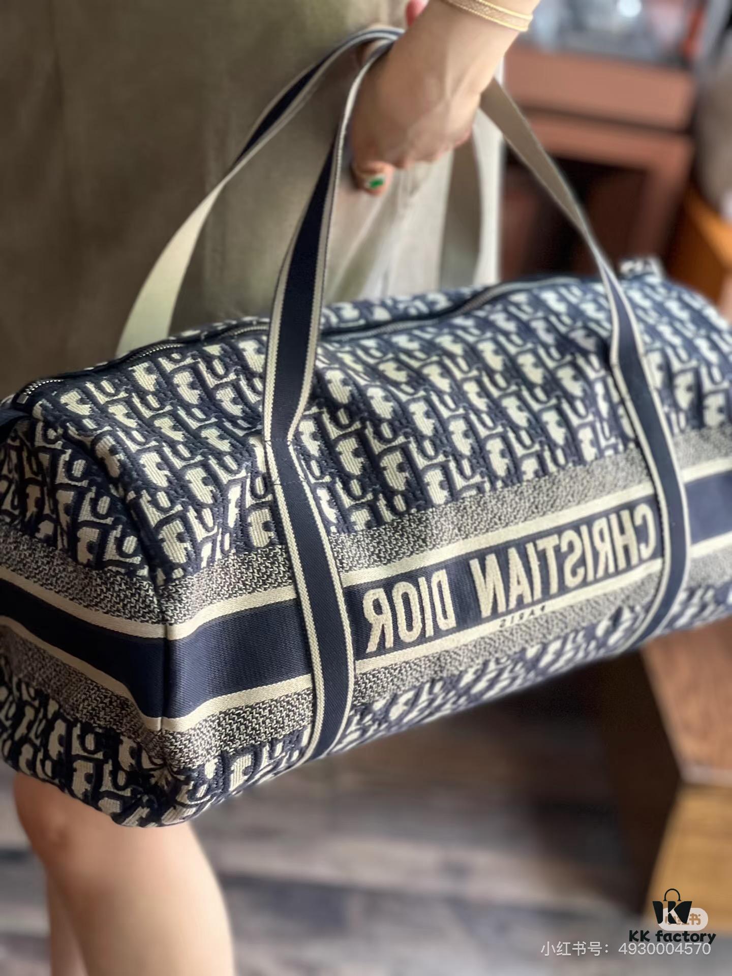 This year's favorite Dior monogram, a must-have item, perfect as a travel bag for business trips or vacations, stylish and convenient to carry around