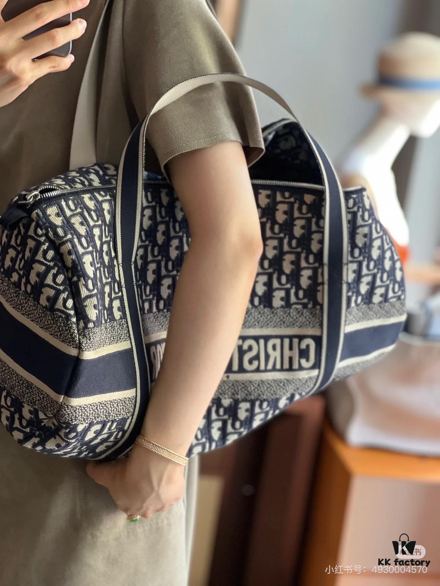 This year's favorite Dior monogram, a must-have item, perfect as a travel bag for business trips or vacations, stylish and convenient to carry around