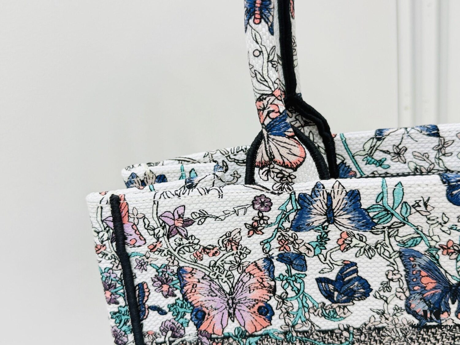 Thick Thread, Heavy Fabric First-Quality Surplus Medium Di0r Book Tote