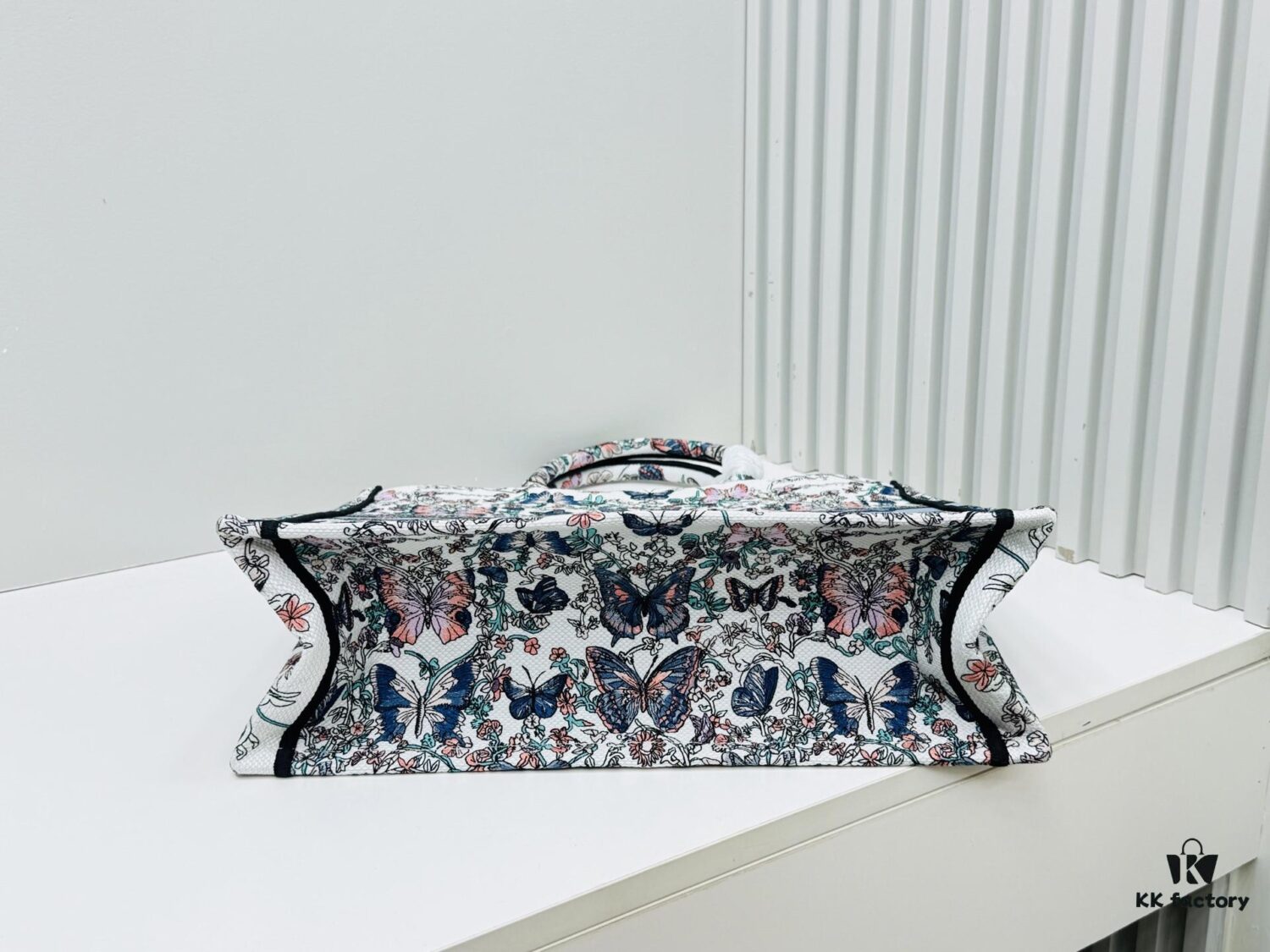 Thick Thread, Heavy Fabric First-Quality Surplus Medium Di0r Book Tote