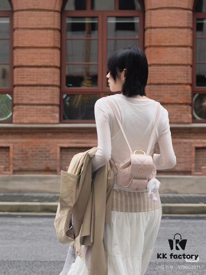 Large 310, Small Joys: Warmth and Comfort in Leisure Moments