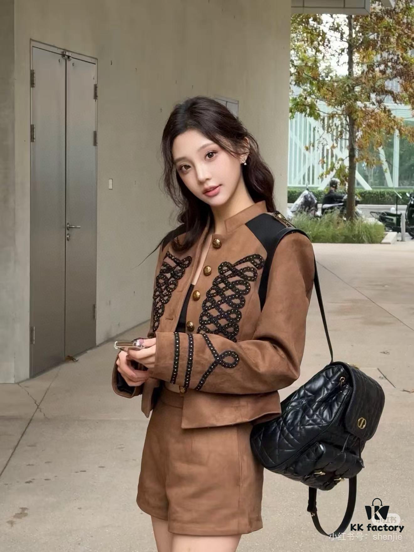 Large 310, Small Joys: Warmth and Comfort in Leisure Moments