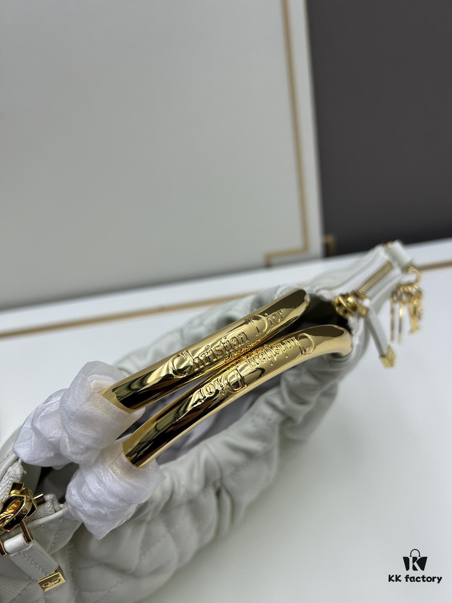 DIOR 2025 New Vintage-Style Book Tote Bag, a Surprisingly Stylish Rare Piece