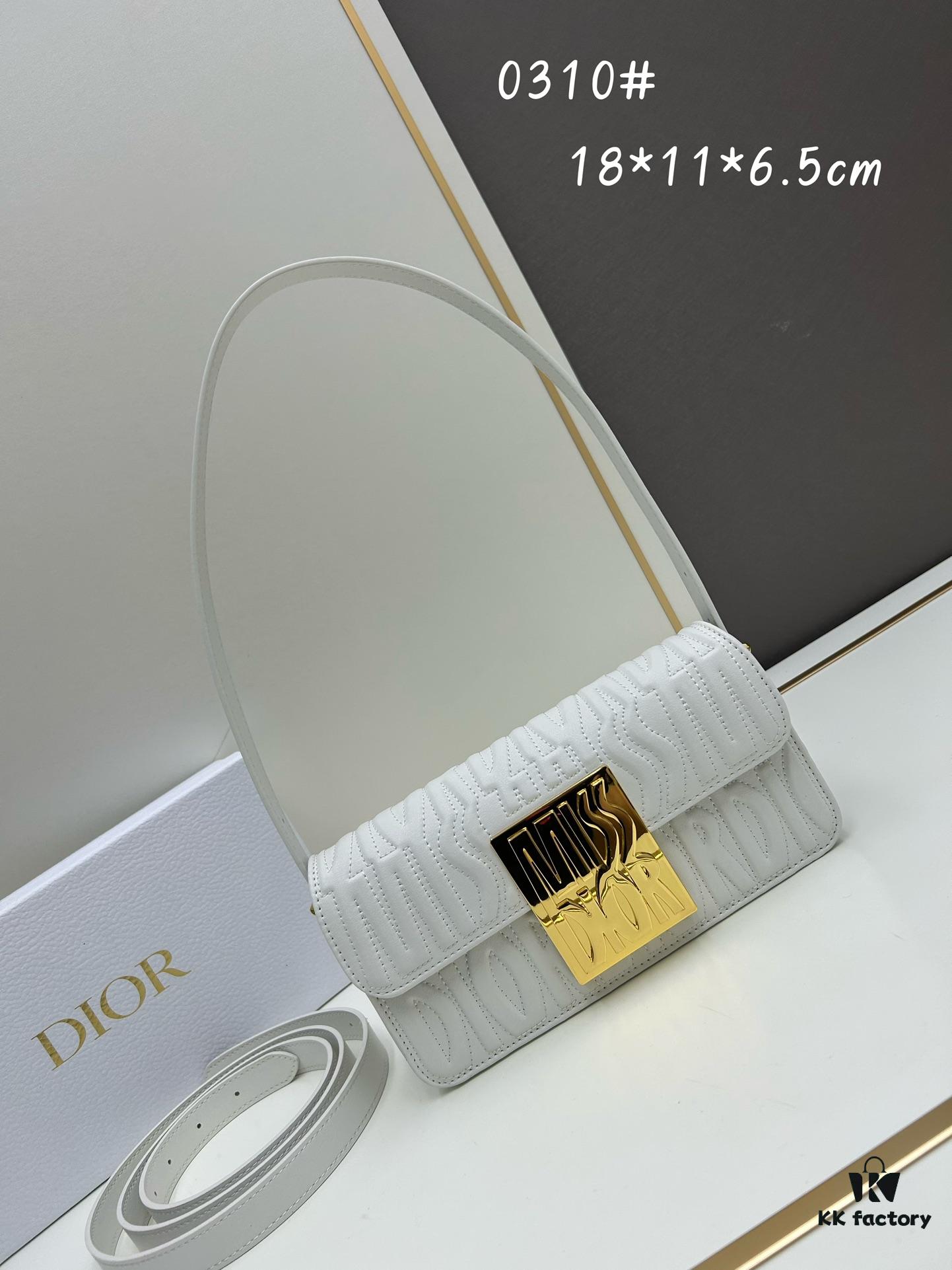 Dior Retro Box Set Made of Black Cow Leather with Unique Letter Embossing, Exquisite Craftsmanship, Spacious Compartment Design, Detachable Shoulder Strap for Handheld, Shoulder or Hand-Carry, Essential for Daily Outings