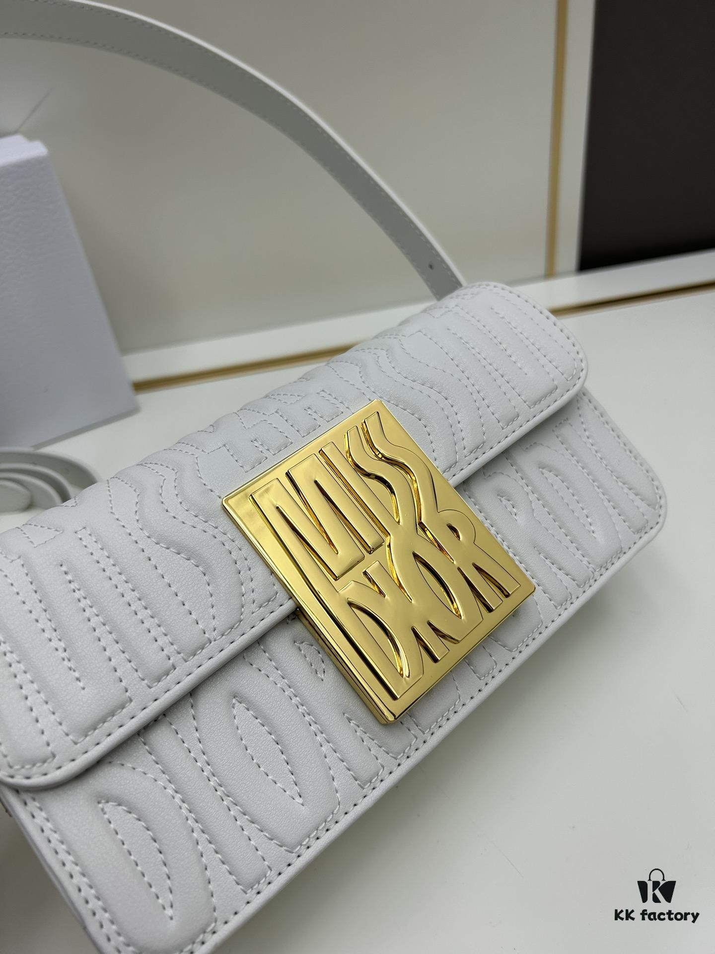 Dior Retro Box Set Made of Black Cow Leather with Unique Letter Embossing, Exquisite Craftsmanship, Spacious Compartment Design, Detachable Shoulder Strap for Handheld, Shoulder or Hand-Carry, Essential for Daily Outings