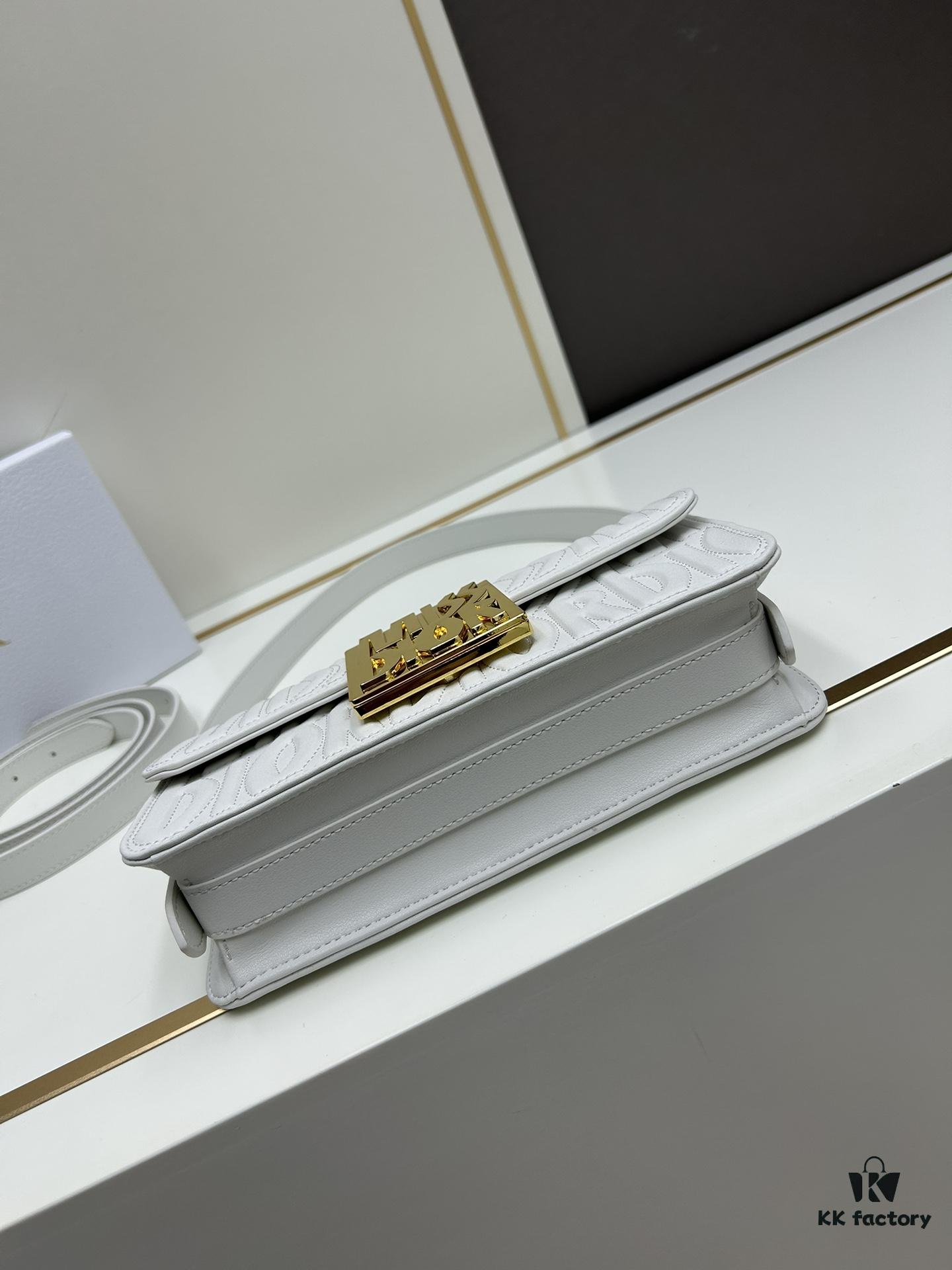 Dior Retro Box Set Made of Black Cow Leather with Unique Letter Embossing, Exquisite Craftsmanship, Spacious Compartment Design, Detachable Shoulder Strap for Handheld, Shoulder or Hand-Carry, Essential for Daily Outings