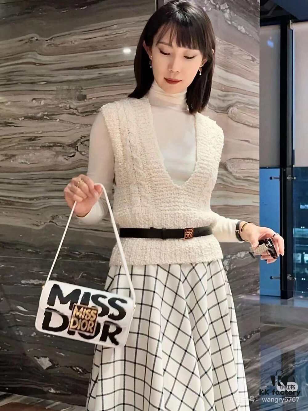 Dior Retro Style Box Set, Crafted from Cowhide Leather with Unique Letter Embossing, Spacious Compartment Design, Detachable Shoulder Strap for Handheld, Shoulder or Hand-Carry Use, Perfect for Daily Outings