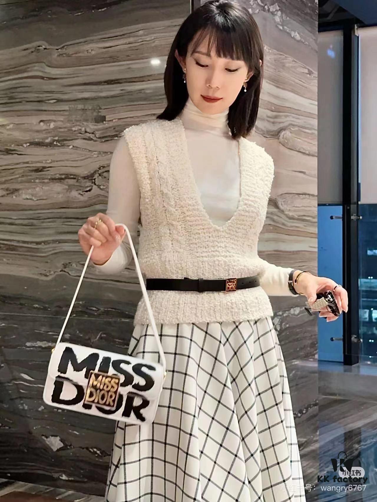 Dior Retro Style Box Set, Crafted from Cowhide Leather with Unique Letter Embossing, Spacious Compartment Design, Detachable Shoulder Strap for Handheld, Shoulder or Hand-Carry Use, Perfect for Daily Outings