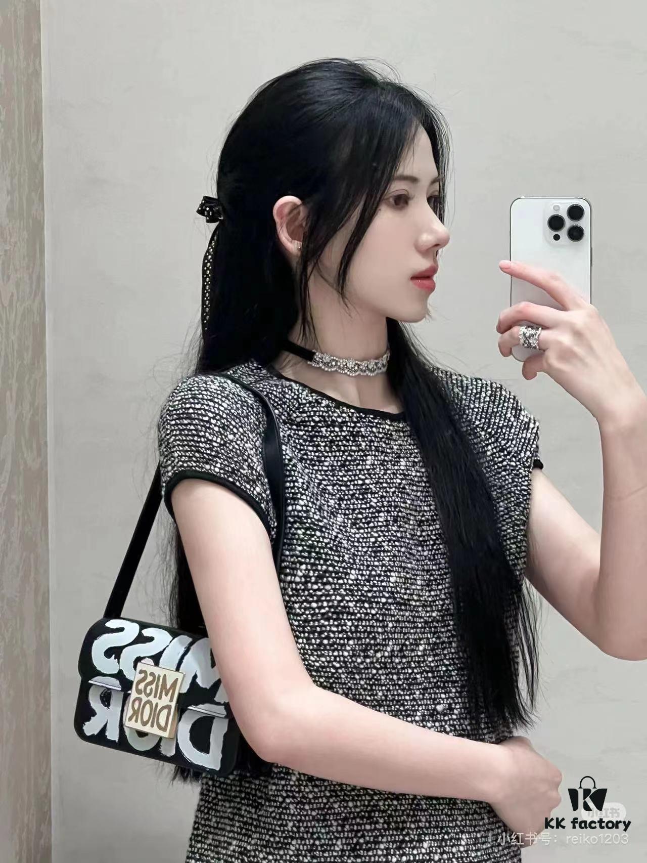 Dior Retro Style Box Set, Crafted from Cowhide Leather with Unique Letter Embossing, Spacious Compartment Design, Detachable Shoulder Strap for Handheld, Shoulder or Hand-Carry Use, Perfect for Daily Outings