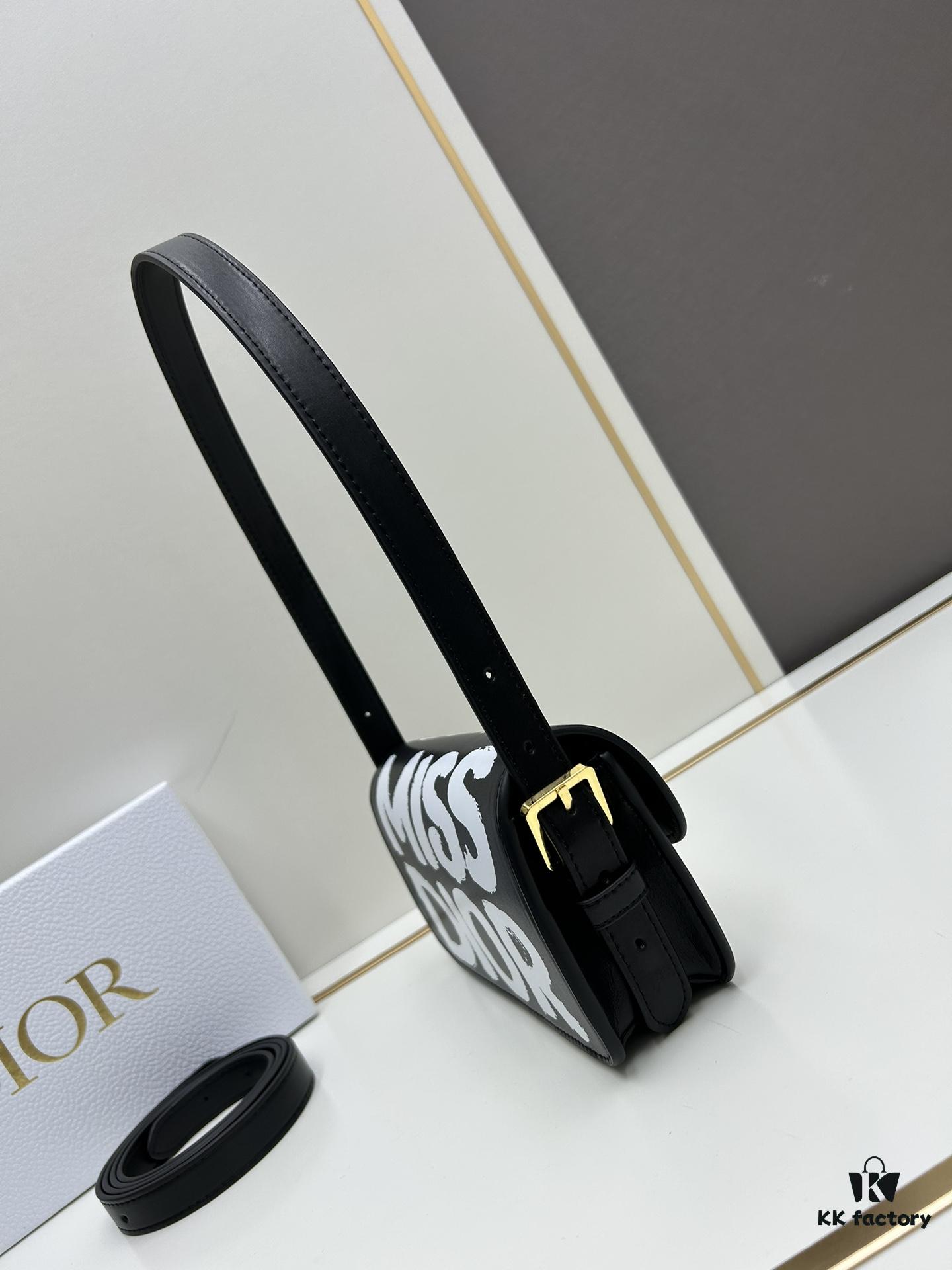 Dior Retro Style Box Set, Crafted from Cow Leather with Unique Letter Embossing, Spacious Compartment Design, Detachable Shoulder Strap for Handheld, Shoulder or Hand-Carry Use – An Essential for Daily Outings
