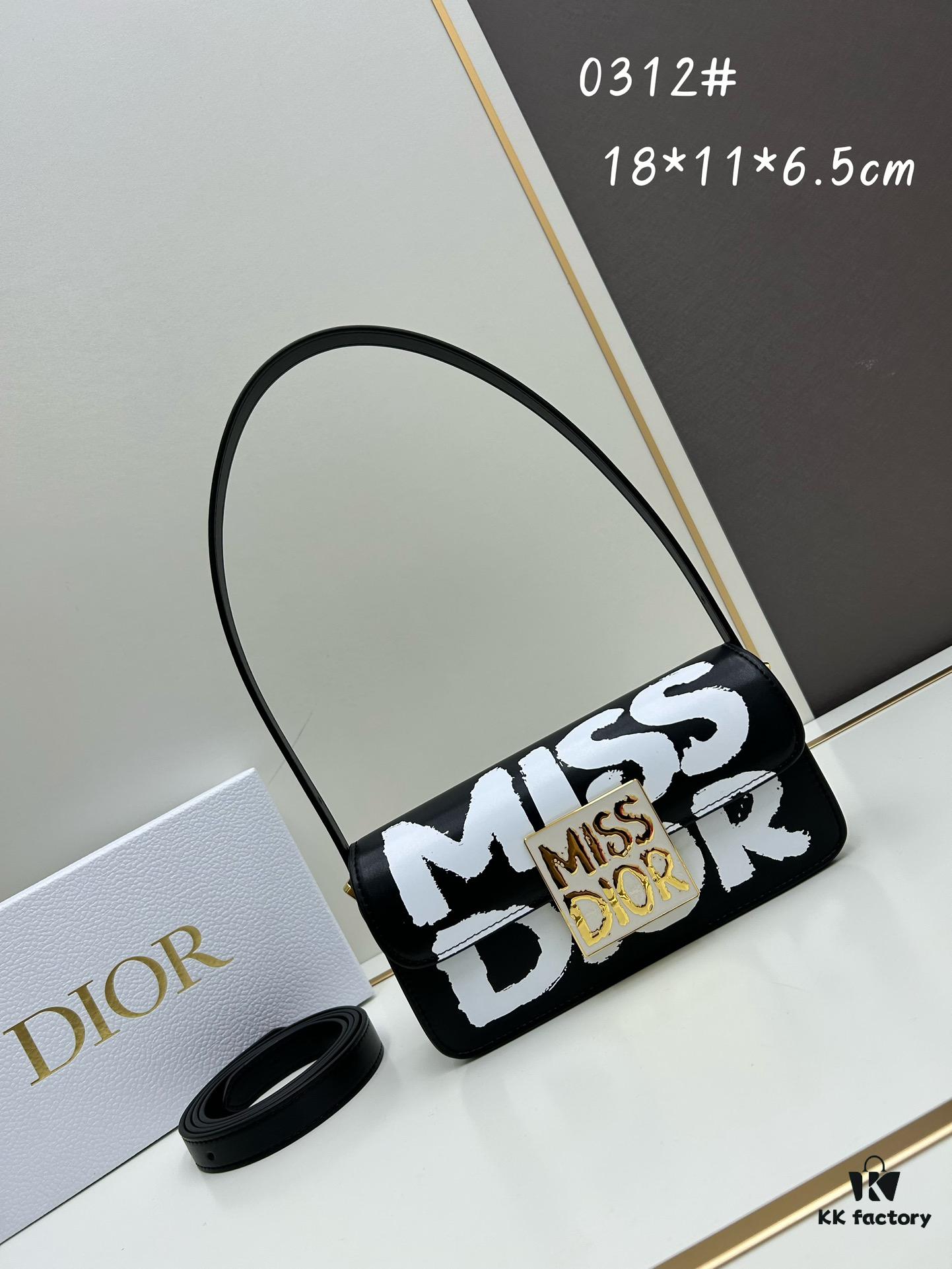 Dior Retro Style Box Set, Crafted from Cow Leather with Unique Letter Embossing, Spacious Compartment Design, Detachable Shoulder Strap for Handheld, Shoulder or Hand-Carry Use – An Essential for Daily Outings