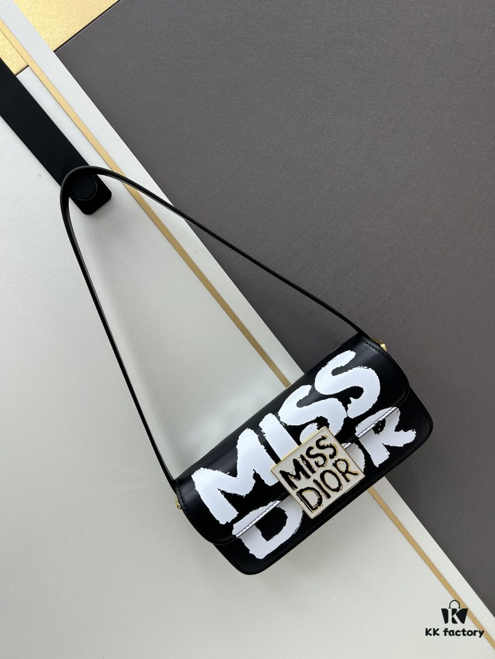 Dior Retro Style Box Set, Crafted from Cow Leather with Unique Letter Embossing, Spacious Compartment Design, Detachable Shoulder Strap for Handheld, Shoulder or Hand-Carry Use – An Essential for Daily Outings