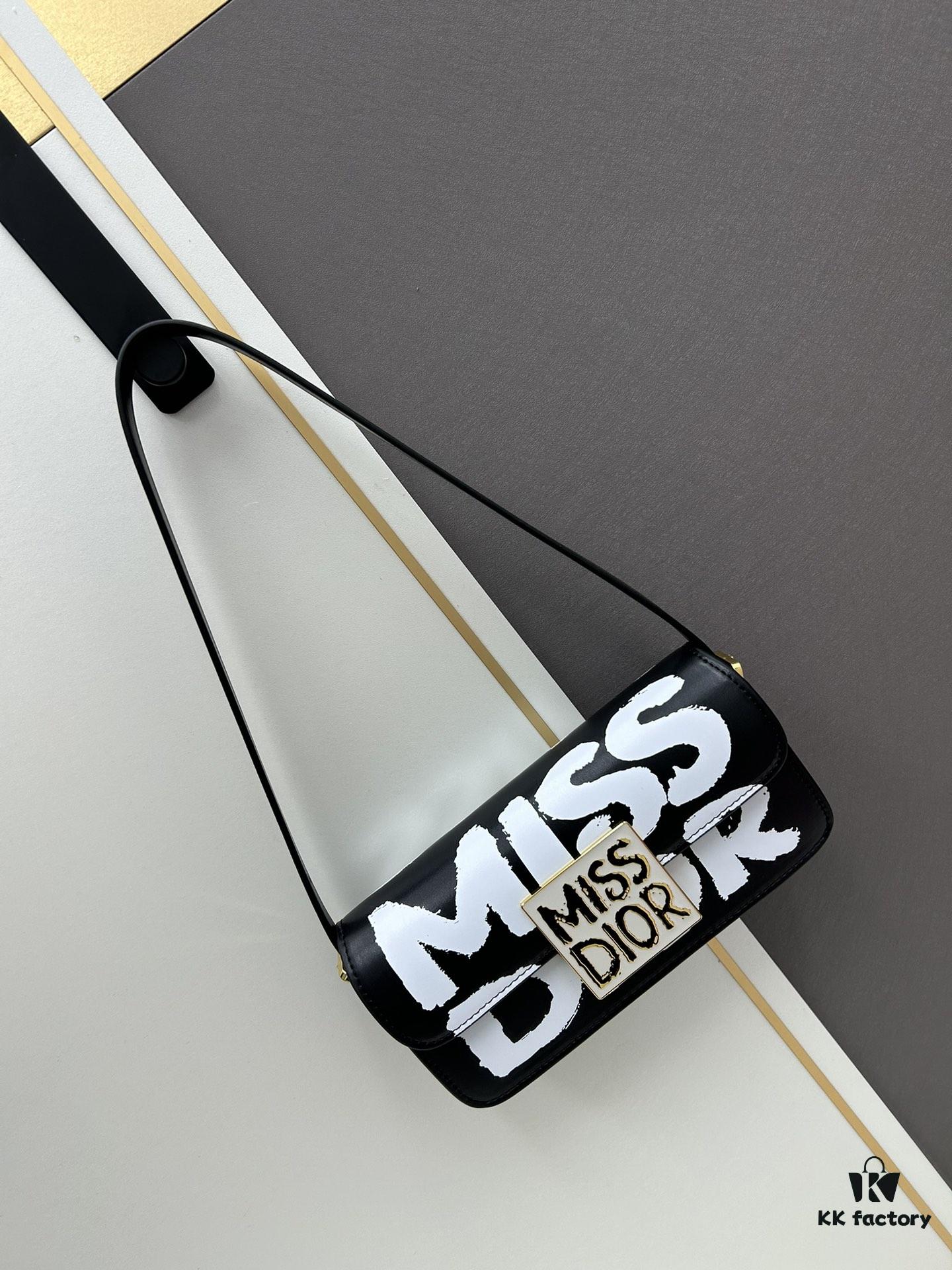 Dior Retro Style Box Set, Crafted from Cow Leather with Unique Letter Embossing, Spacious Compartment Design, Detachable Shoulder Strap for Handheld, Shoulder or Hand-Carry Use – An Essential for Daily Outings