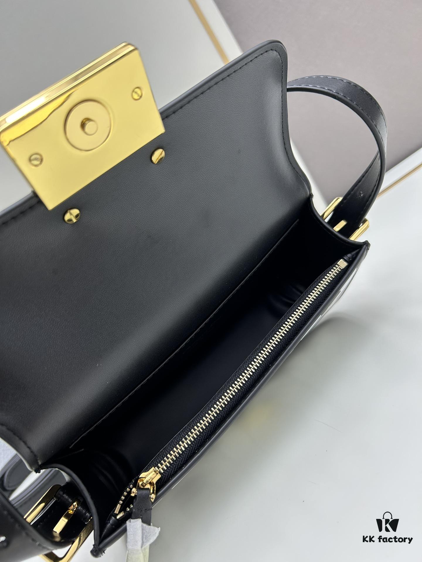 Dior Retro Style Box Set, Crafted from Cow Leather with Unique Letter Embossing, Spacious Compartment Design, Detachable Shoulder Strap for Handheld, Shoulder or Hand-Carry Use – An Essential for Daily Outings