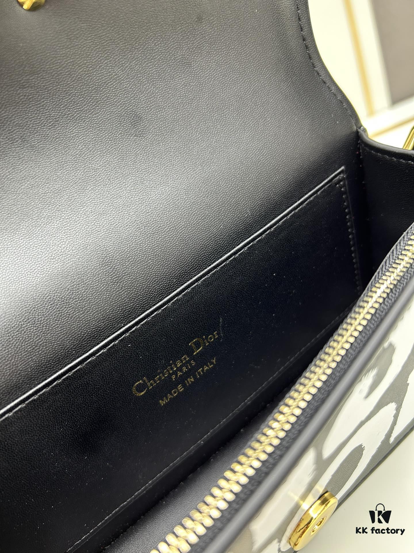 Dior Retro Style Box Set, Crafted from Cow Leather with Unique Letter Embossing, Spacious Compartment Design, Detachable Shoulder Strap for Handheld, Shoulder or Hand-Carry Use – An Essential for Daily Outings