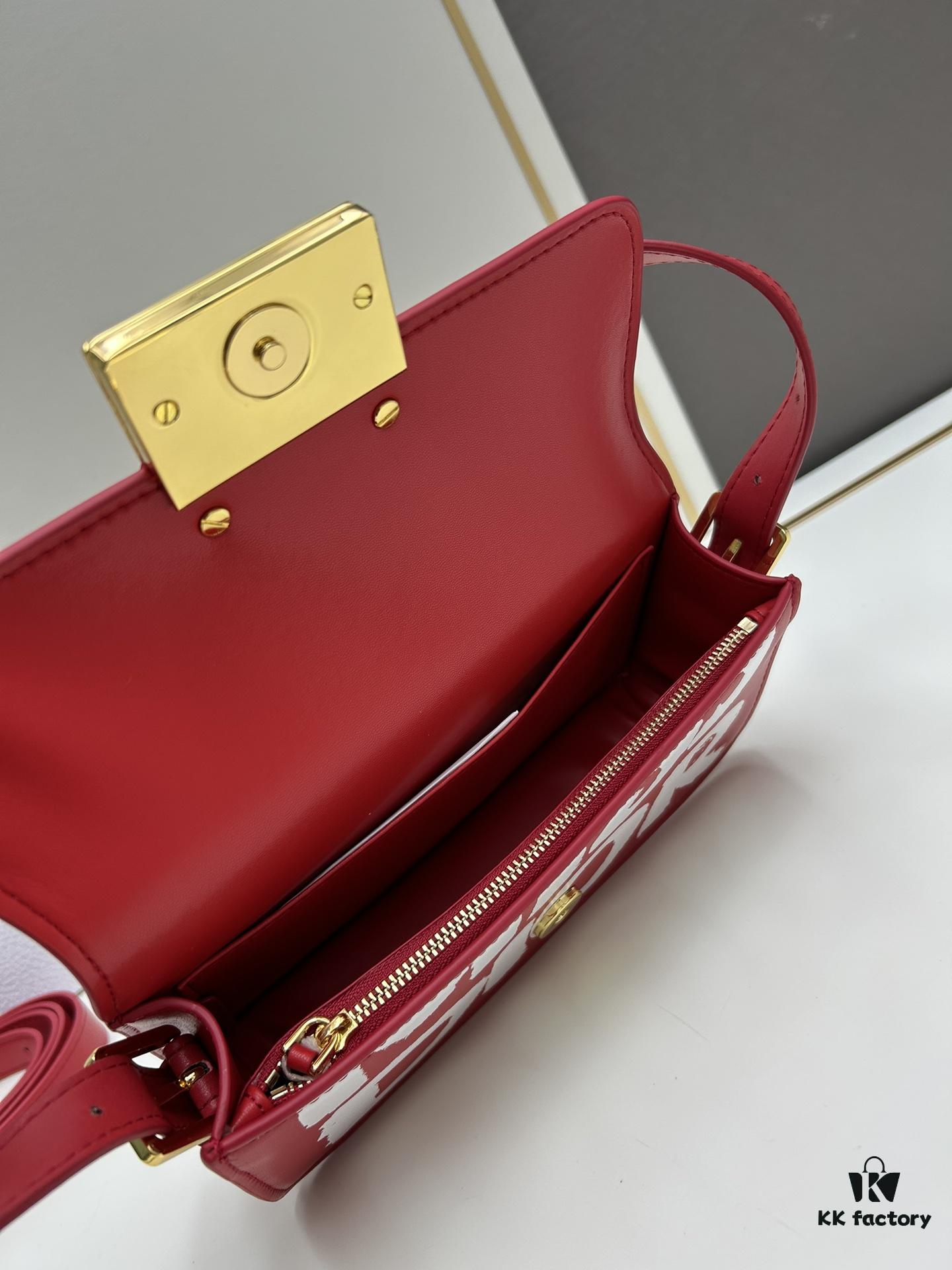Dior Retro Style Box Set, Crafted from Cow Leather with Unique Letter Embossing, Spacious Compartment Design, Detachable Shoulder Strap for Handheld, Shoulder or Hand-Carry, Perfect for Daily Use