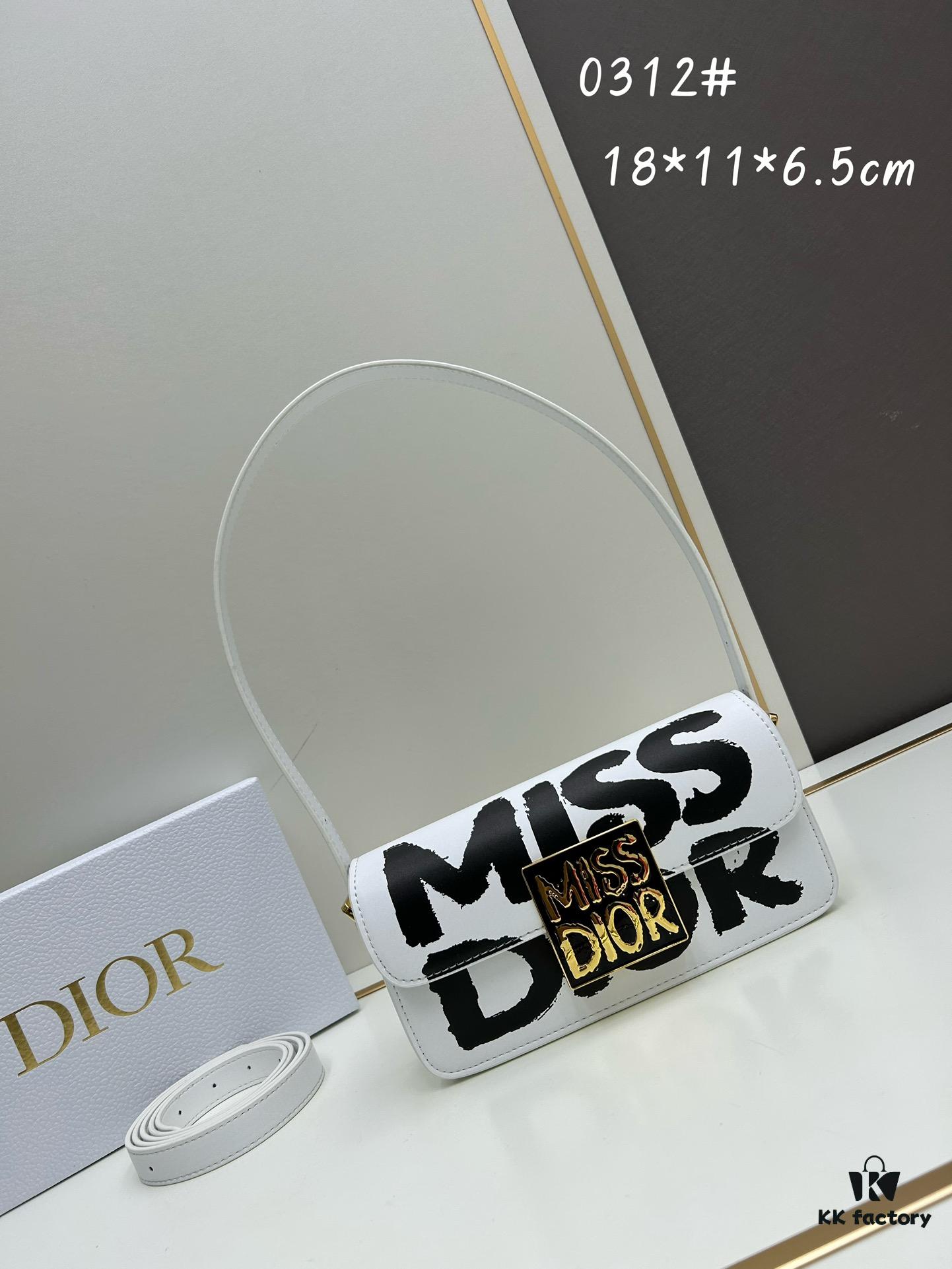 Dior Retro Style Box Set, Crafted from Cow Leather with Unique Letter Embossing, Spacious Compartment Design, Detachable Shoulder Strap for Handheld, Shoulder or Hand-Carry, Perfect for Daily Use