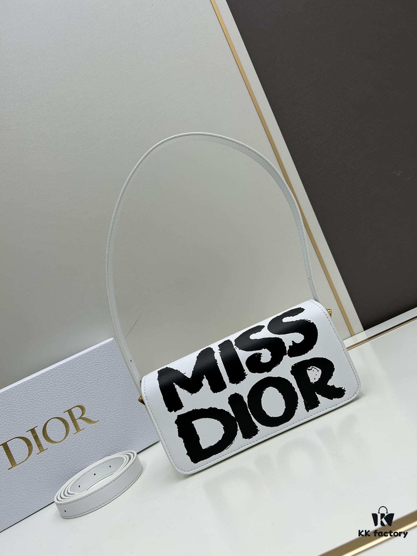Dior Retro Style Box Set, Crafted from Cow Leather with Unique Letter Embossing, Spacious Compartment Design, Detachable Shoulder Strap for Handheld, Shoulder or Hand-Carry, Perfect for Daily Use