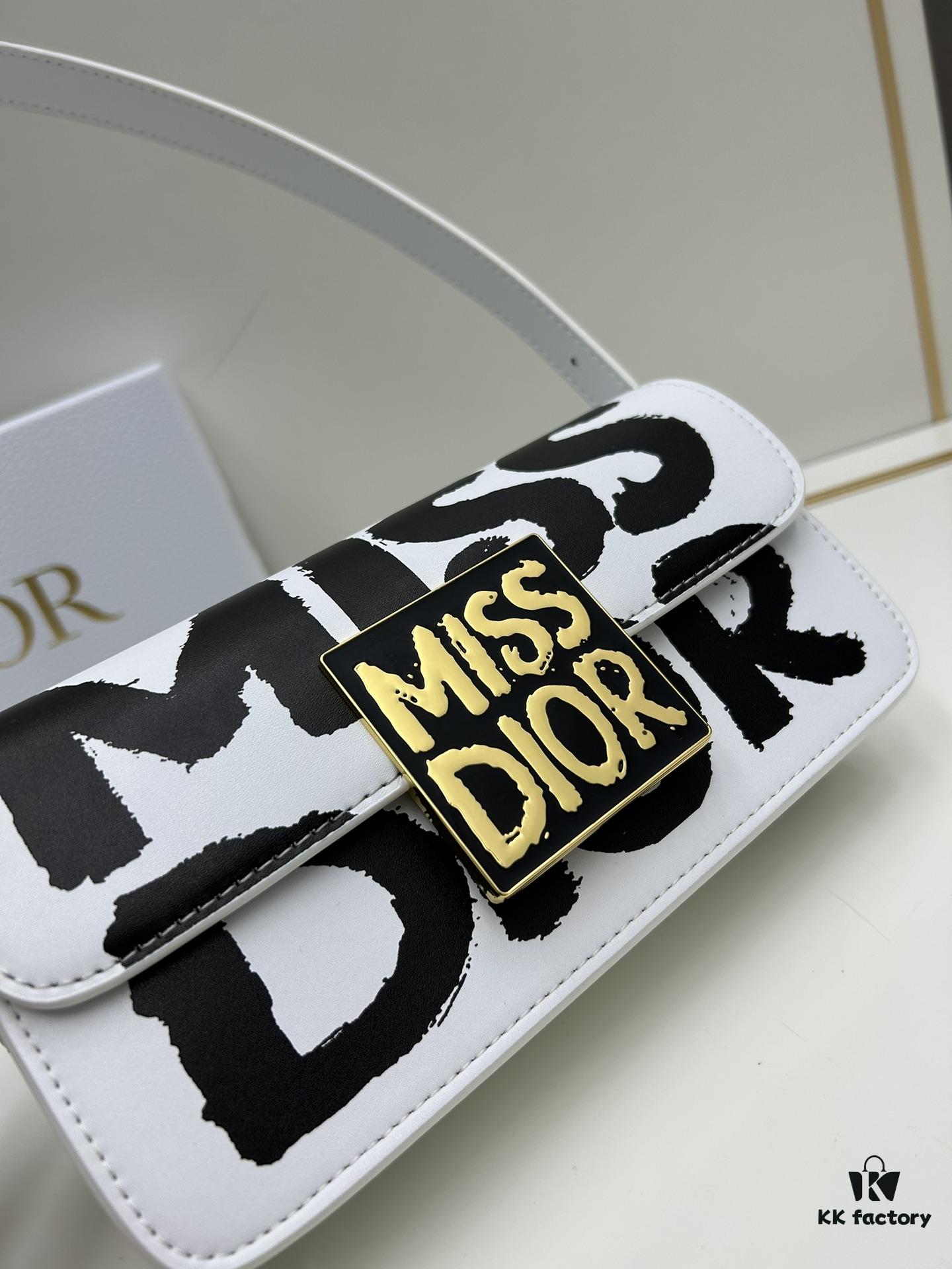 Dior Retro Style Box Set, Crafted from Cow Leather with Unique Letter Embossing, Spacious Compartment Design, Detachable Shoulder Strap for Handheld, Shoulder or Hand-Carry, Perfect for Daily Use