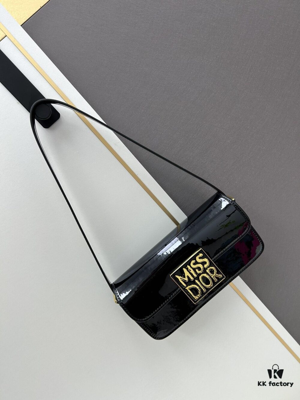 Dior Retro Style Box Set, Crafted from Cowhide Leather with Unique Letter Embossing, Iconic Logo, Exquisite Craftsmanship, Spacious Compartment Design, Detachable Shoulder Strap for Handheld, Shoulder or Crossbody Wear – An Essential for Daily Outings, Model: 0311, Size: 18*6.5*11cm