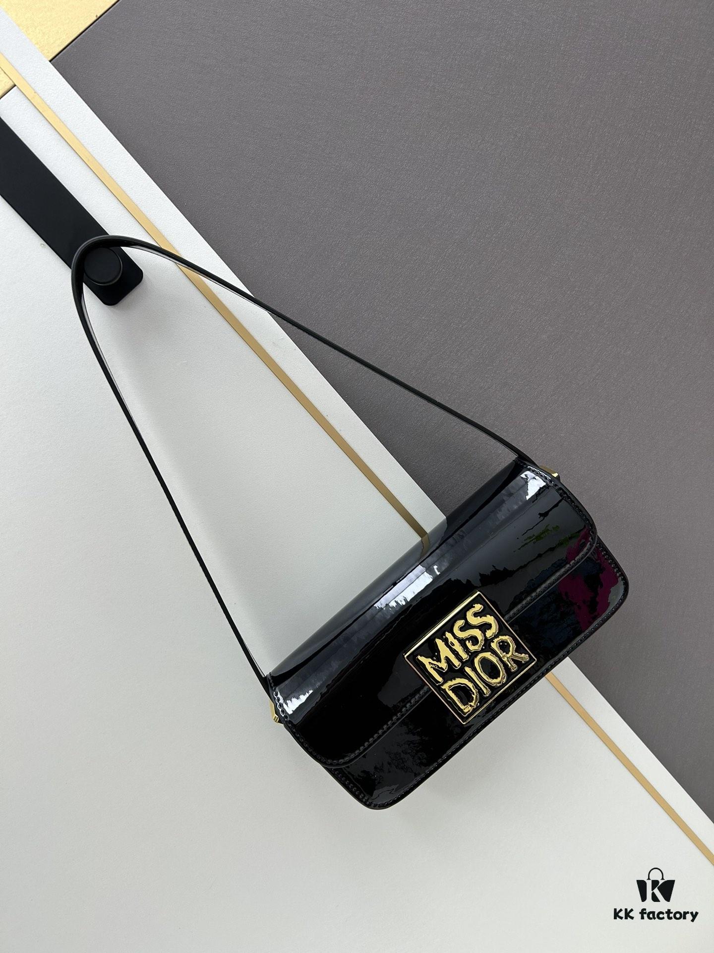 Dior Retro Style Box Set, Crafted from Cowhide Leather with Unique Letter Embossing, Iconic Logo, Exquisite Craftsmanship, Spacious Compartment Design, Detachable Shoulder Strap for Handheld, Shoulder or Crossbody Wear – An Essential for Daily Outings, Model: 0311, Size: 18*6.5*11cm