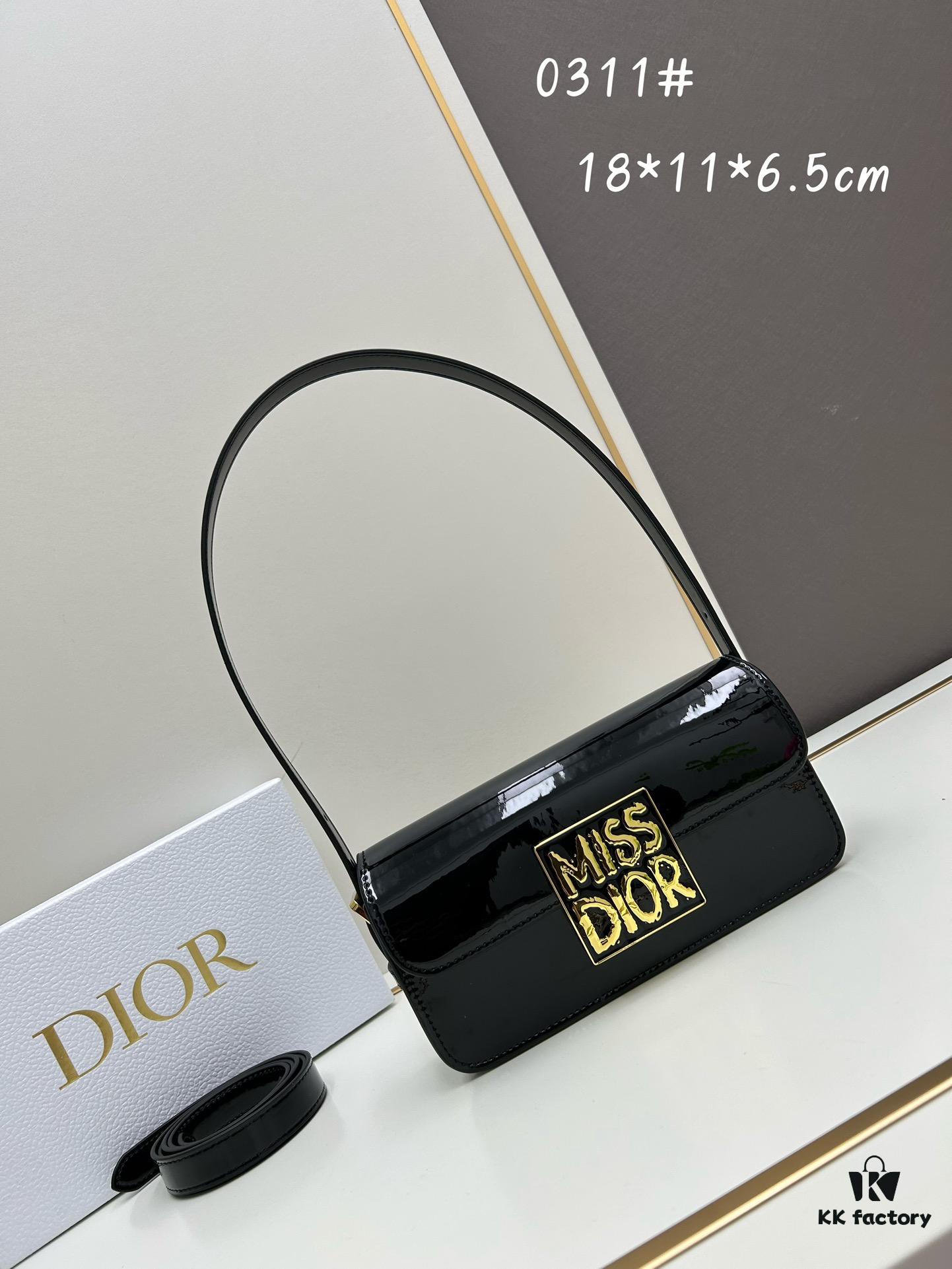 Dior Retro Style Box Set, Crafted from Cowhide Leather with Unique Letter Embossing, Iconic Logo, Exquisite Craftsmanship, Spacious Compartment Design, Detachable Shoulder Strap for Handheld, Shoulder or Hand Carry – An Essential for Daily Outings
