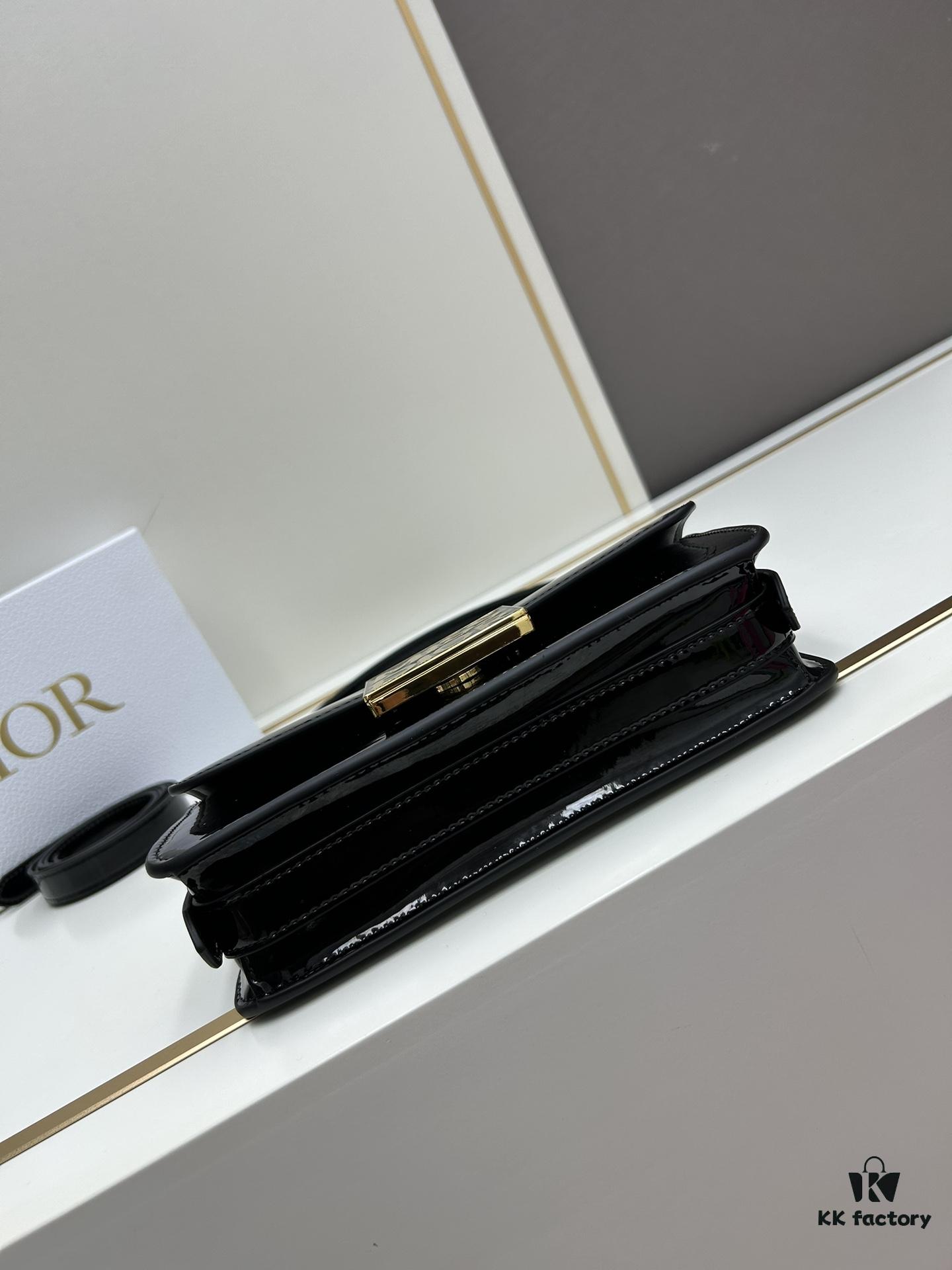 Dior Retro Style Box Set, Crafted from Cowhide Leather with Unique Letter Embossing, Iconic Logo, Exquisite Craftsmanship, Spacious Compartment Design, Detachable Shoulder Strap for Handheld, Shoulder or Hand Carry – An Essential for Daily Outings