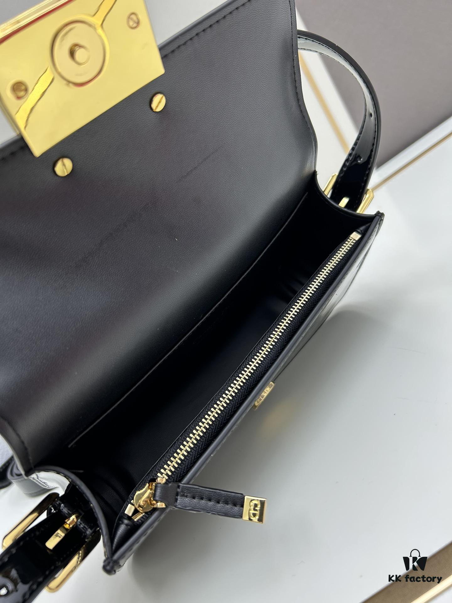 Dior Retro Style Box Set, Crafted from Cowhide Leather with Unique Letter Embossing, Iconic Logo, Exquisite Craftsmanship, Spacious Compartment Design, Detachable Shoulder Strap for Handheld, Shoulder or Hand Carry – An Essential for Daily Outings