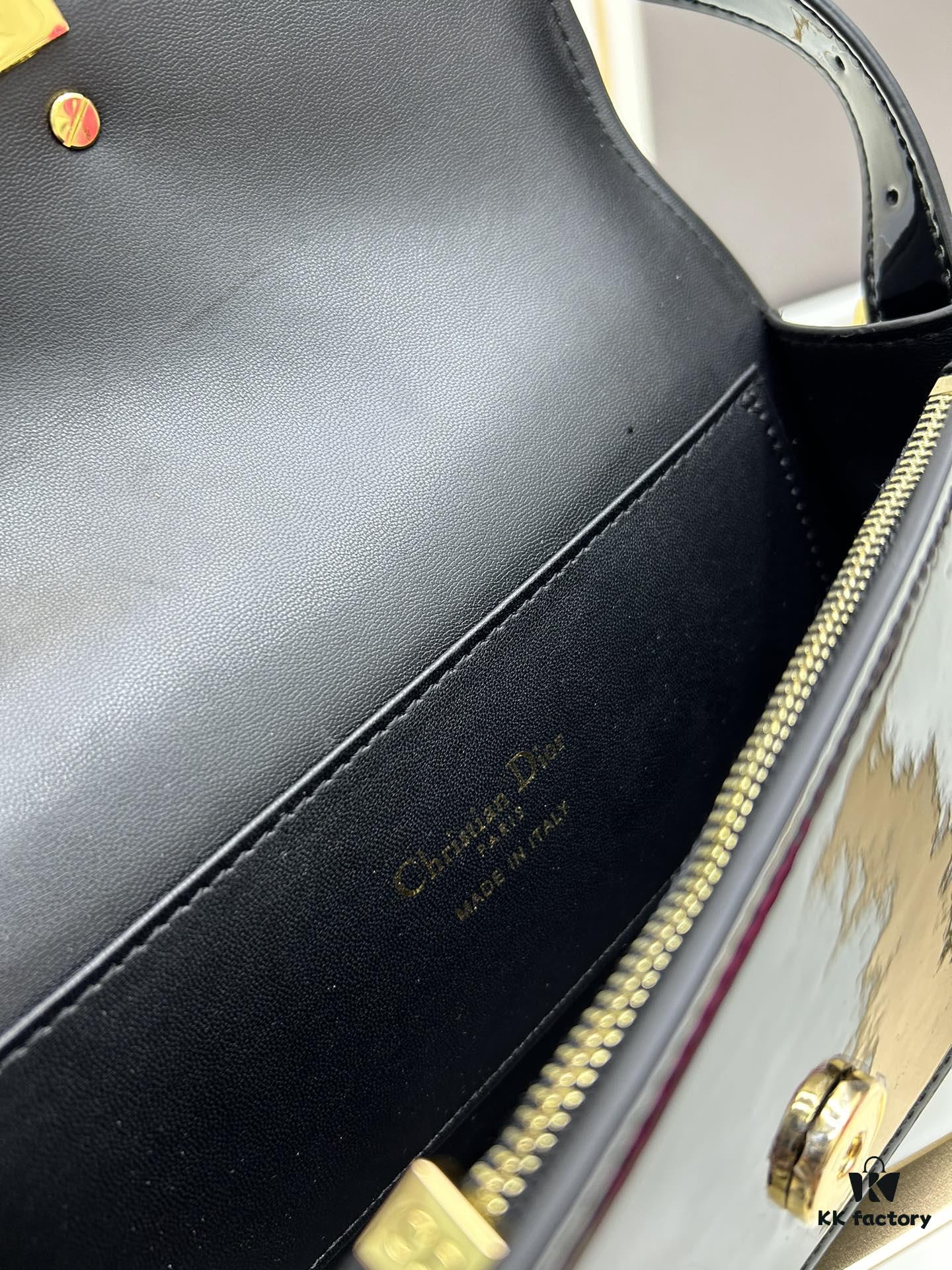 Dior Retro Style Box Set, Crafted from Cowhide Leather with Unique Letter Embossing, Iconic Logo, Exquisite Craftsmanship, Spacious Compartment Design, Detachable Shoulder Strap for Handheld, Shoulder or Hand Carry – An Essential for Daily Outings