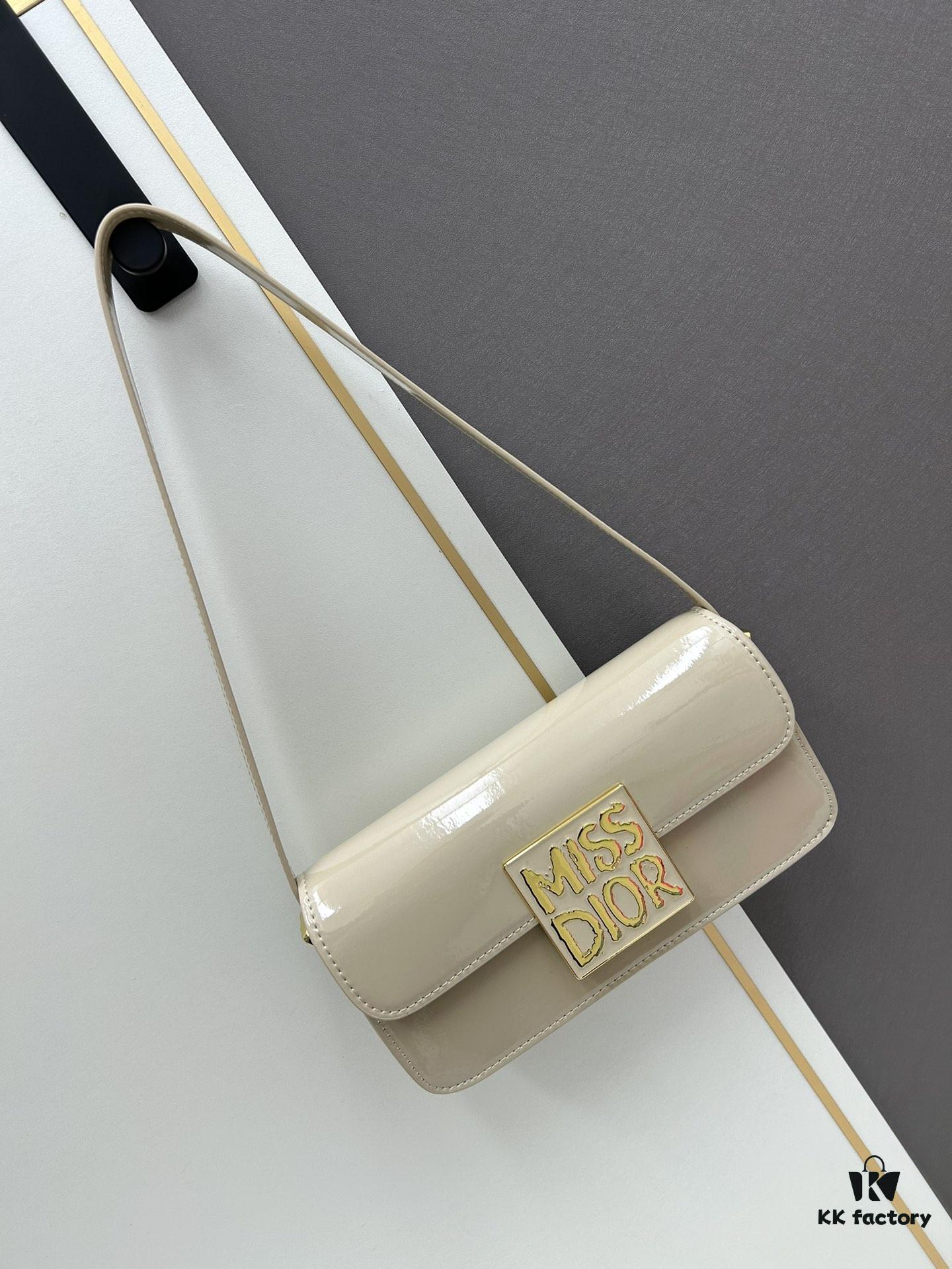 Dior Retro Box Set, Crafted from Cowhide Leather with Unique Letter Embossing, Iconic Logo, Exquisite Craftsmanship, Spacious Compartment Design with Detachable Shoulder Strap for Handheld, Shoulder or Hand-Carry Use – Essential for Daily Outings, Model: 0311, Size: 18*6.5*11cm