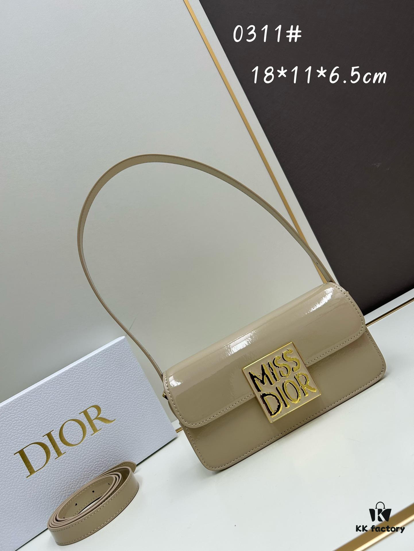 Dior Retro Box Set, Crafted from Cowhide Leather with Unique Letter Embossing, Iconic Logo, Exquisite Craftsmanship, Spacious Compartment Design with Detachable Shoulder Strap for Handheld, Shoulder or Hand-Carry Use – Essential for Daily Outings, Model: 0311, Size: 18*6.5*11cm