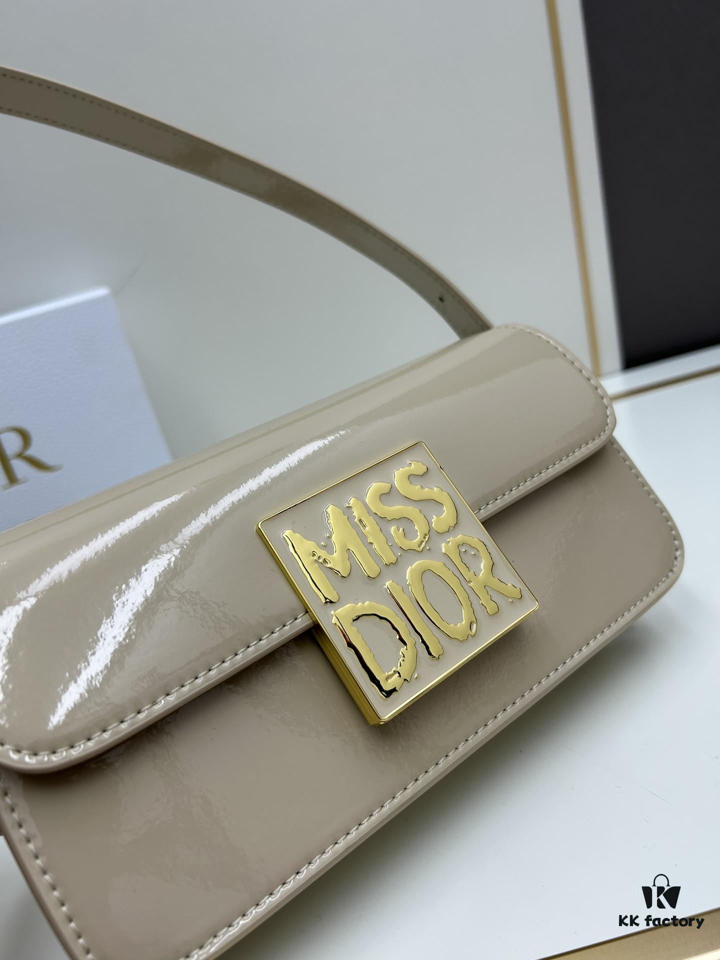 Dior Retro Box Set, Crafted from Cowhide Leather with Unique Letter Embossing, Iconic Logo, Exquisite Craftsmanship, Spacious Compartment Design with Detachable Shoulder Strap for Handheld, Shoulder or Hand-Carry Use – Essential for Daily Outings, Model: 0311, Size: 18*6.5*11cm