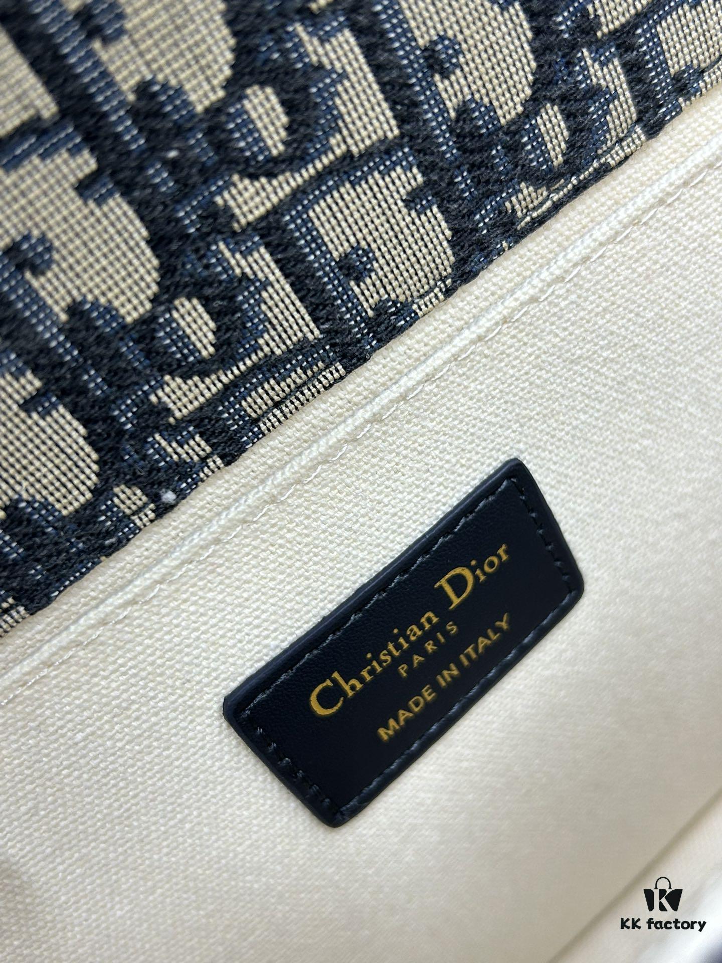 Dior Bobby Bag, Early Autumn New Arrival Vintage Style, Full-Grain Cowhide Leather, 22cm Original Edition