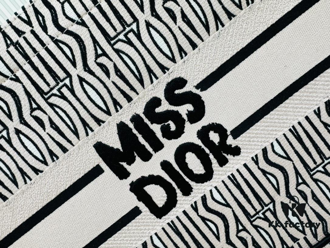 ️Thick Yarn Heavy Fabric Original Order Medium [Dior Book Tote]